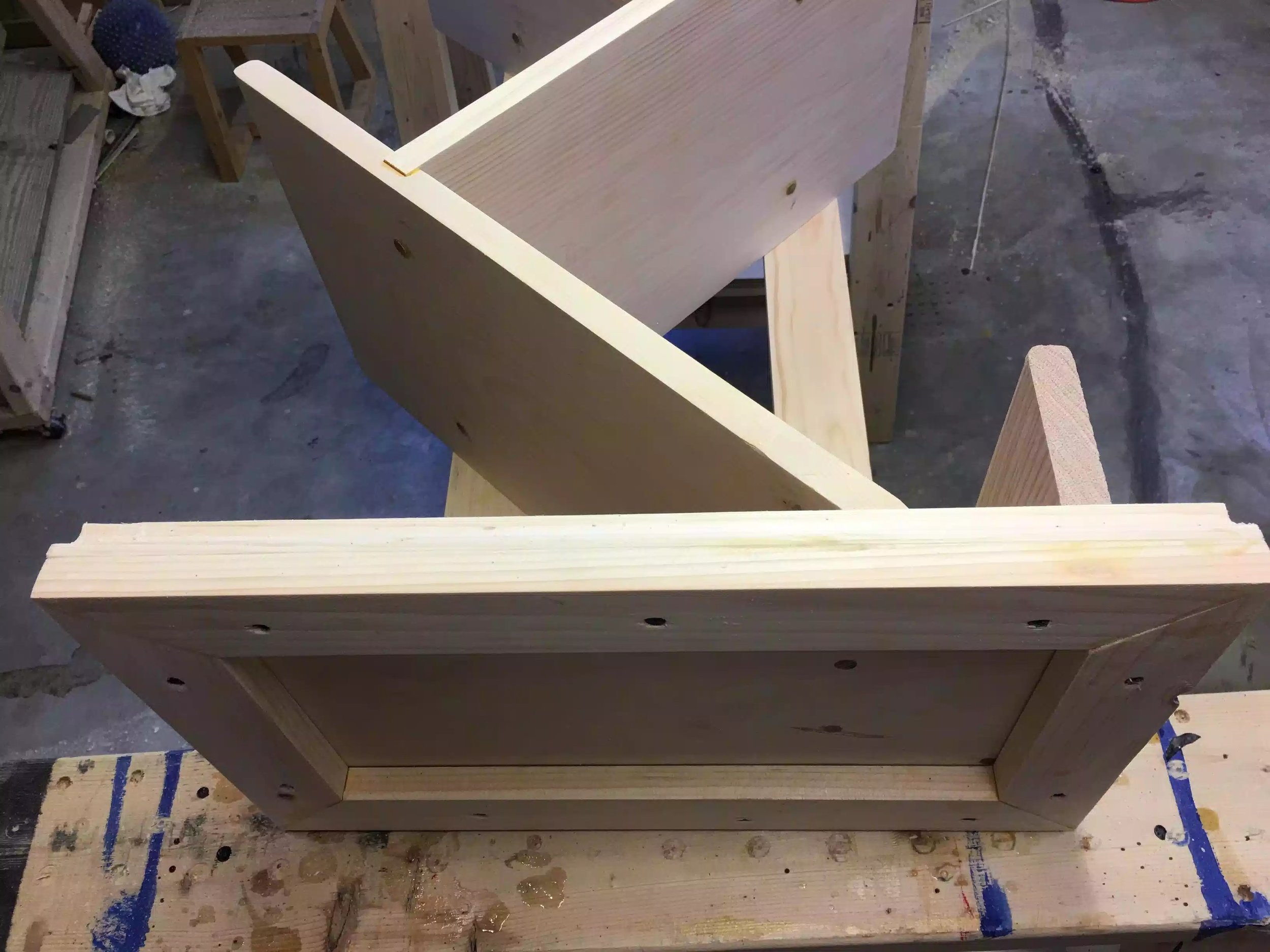 A good look at the frame, its basically a big picture frame.