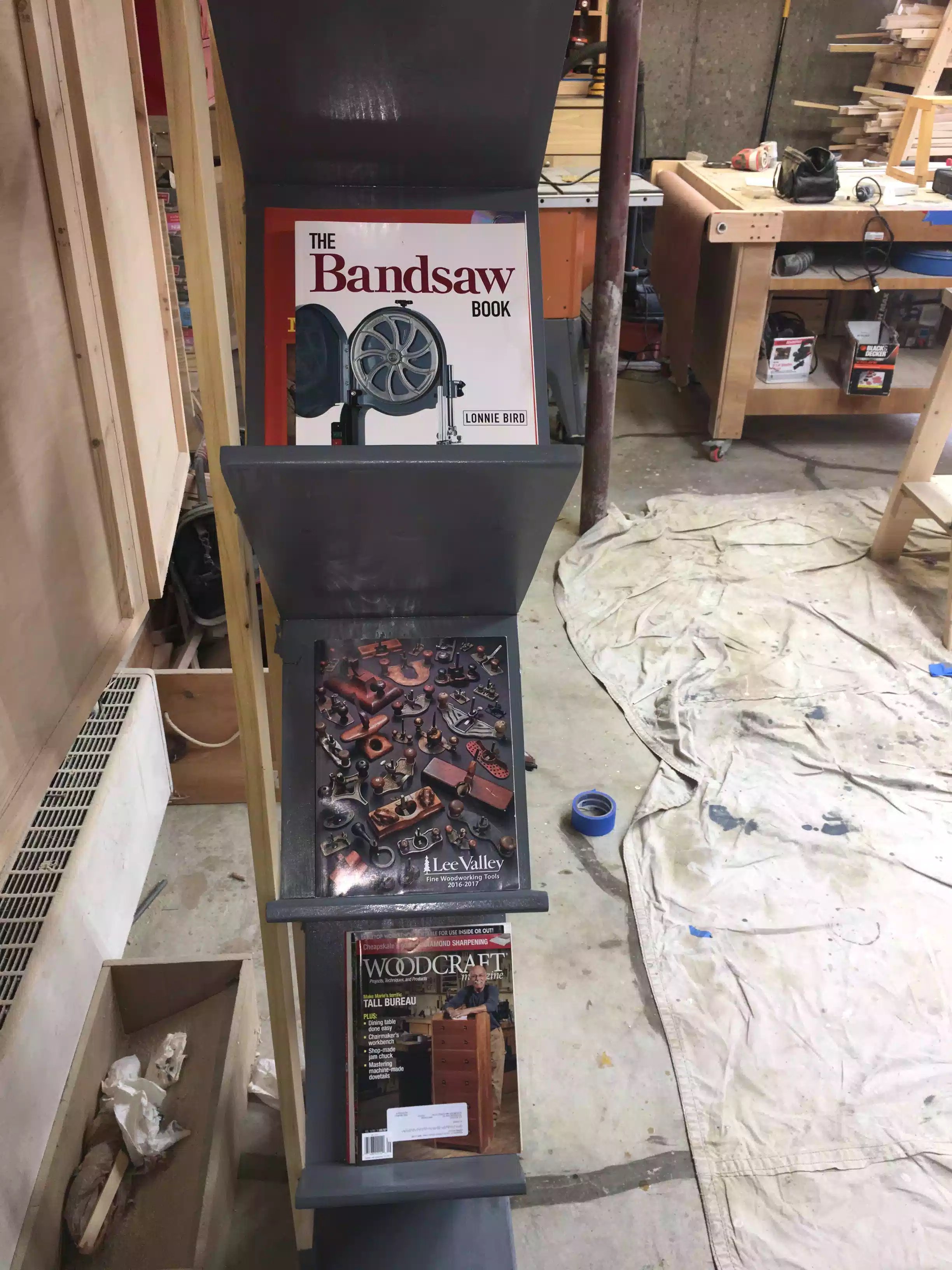 Here is a side view of the stand, as you can see there is plenty of room for books or magazines