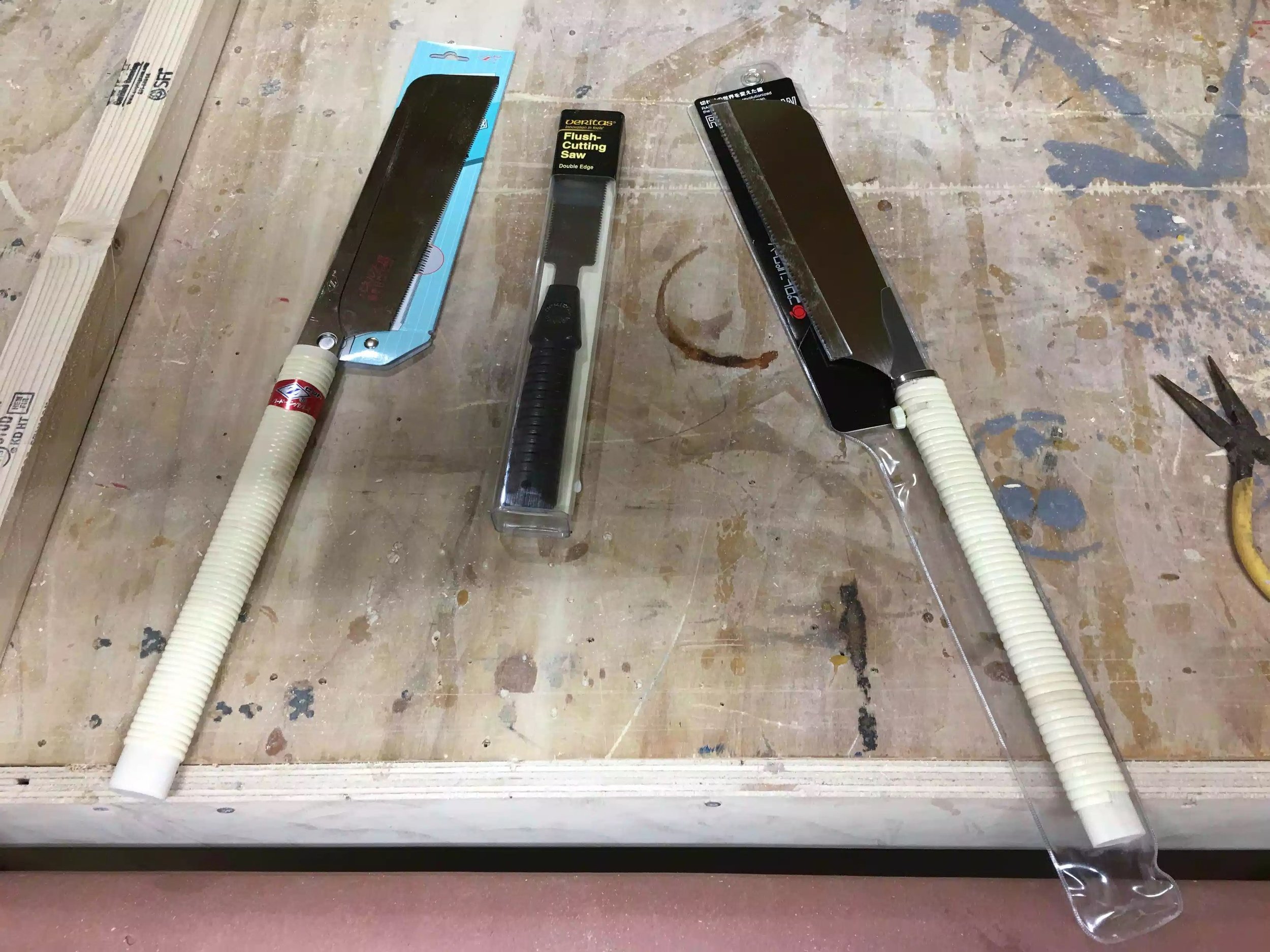 You can see the blades here. The Gyokucho Cross cut blade is on the right, dovetail Gyokucho is on the left and the Veritas flush trim saw is in the mddle, 