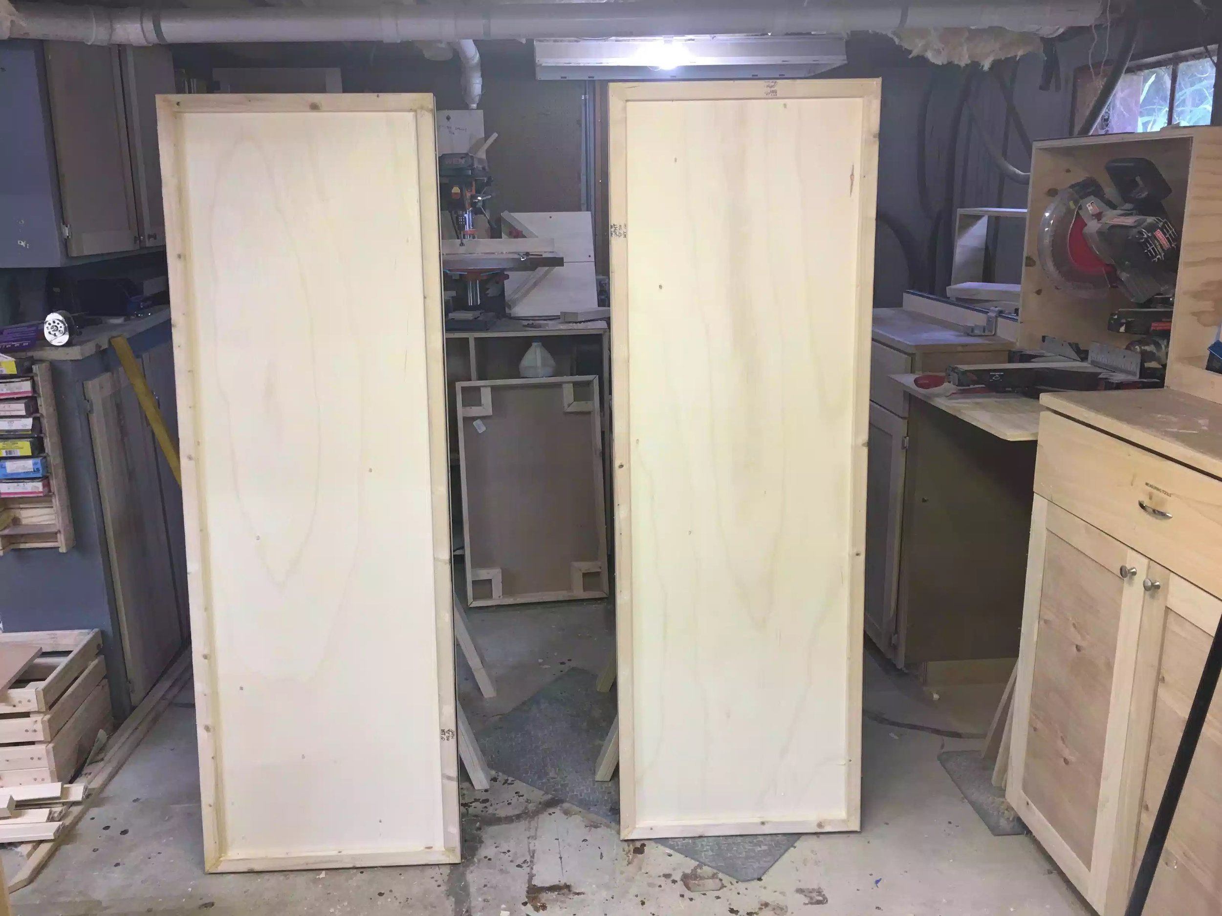 This is the back side og the panels, I will be adding chalkboard paint and corkboard, later in the project