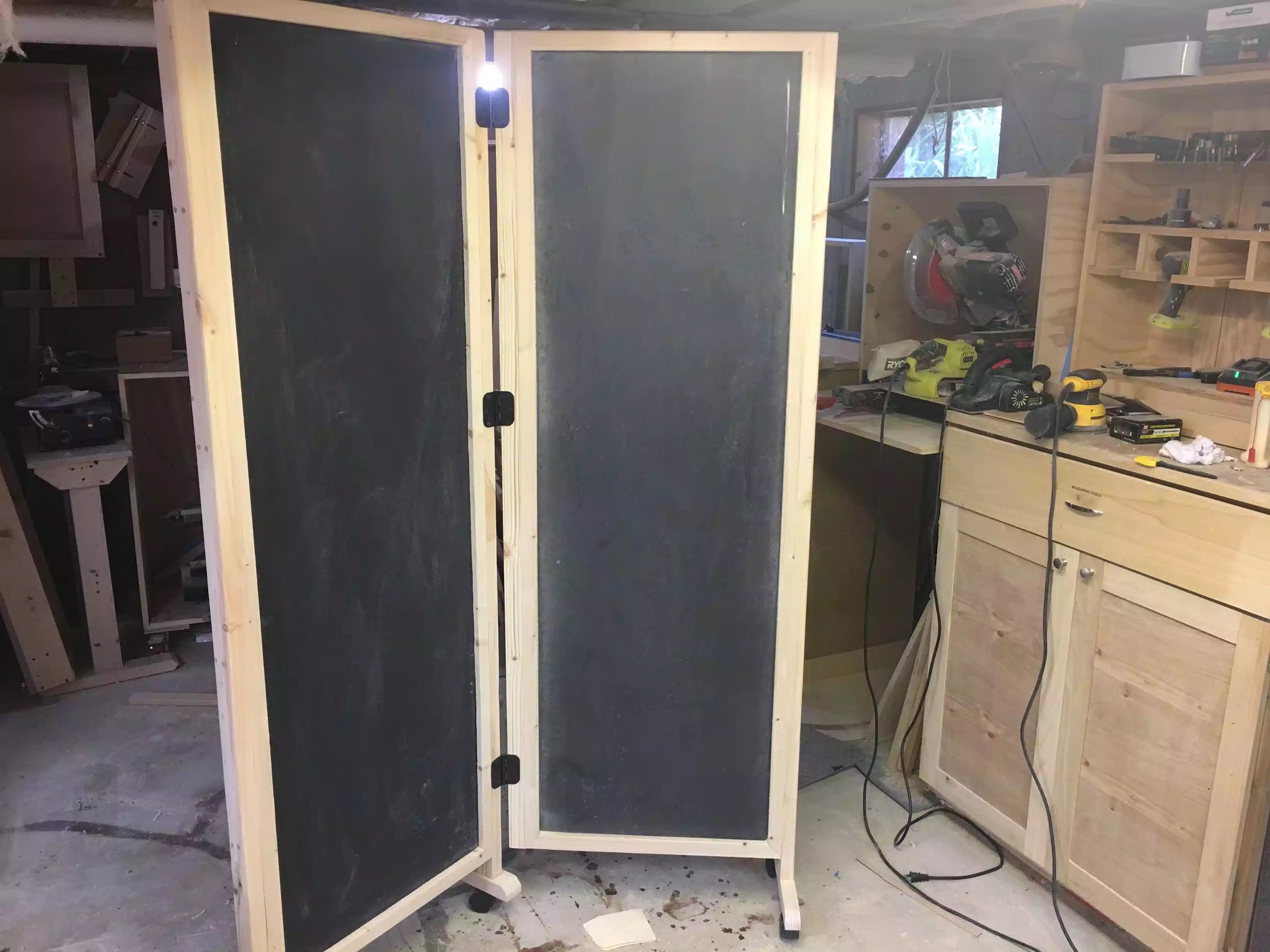 Free standing unit that can pivot, not bad looking