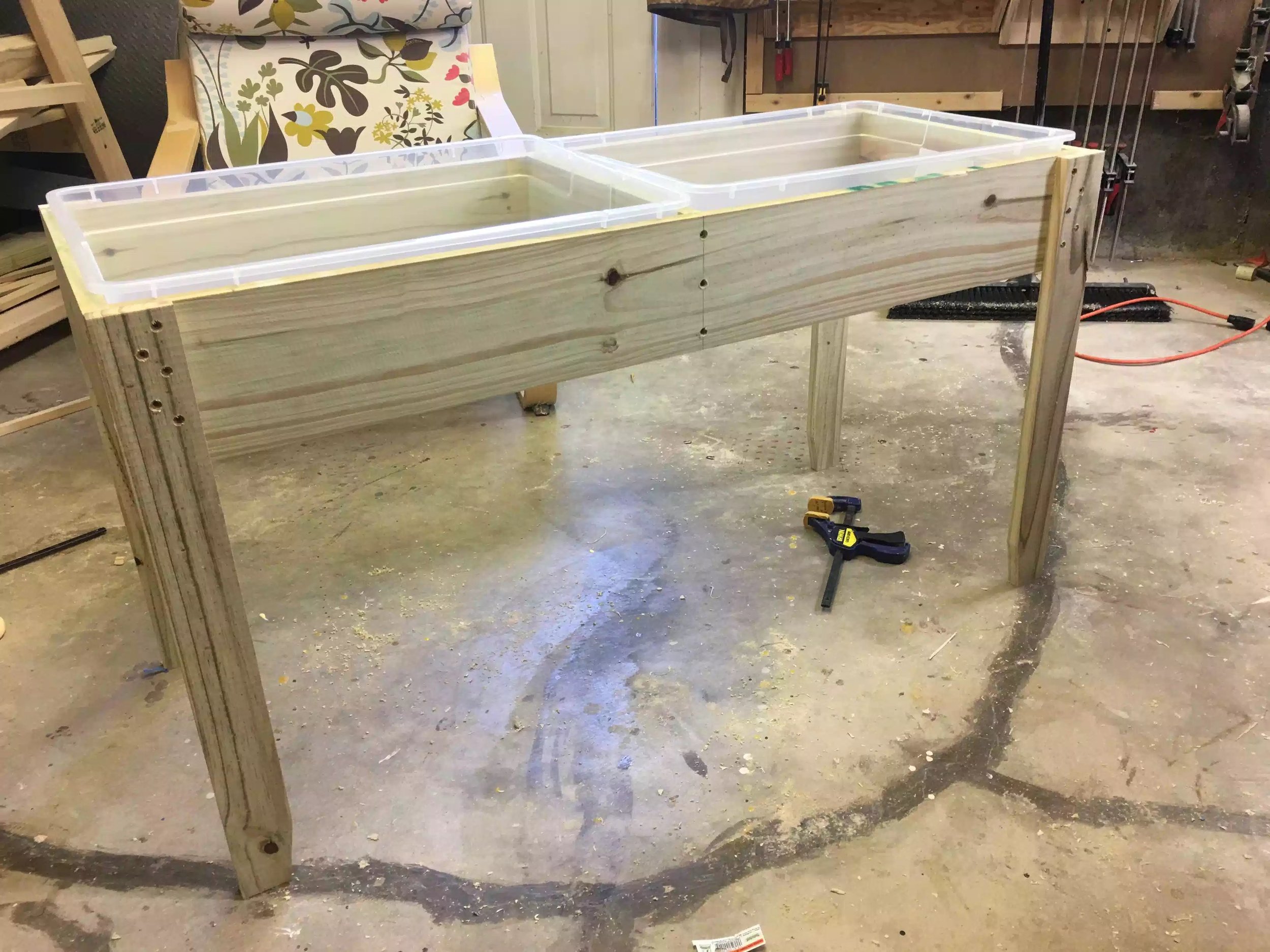 Here you can see how the legs are attached, and I also wanted to see how the containers fit, they do but barely, I followed the cut-list but the conmtainers are tight