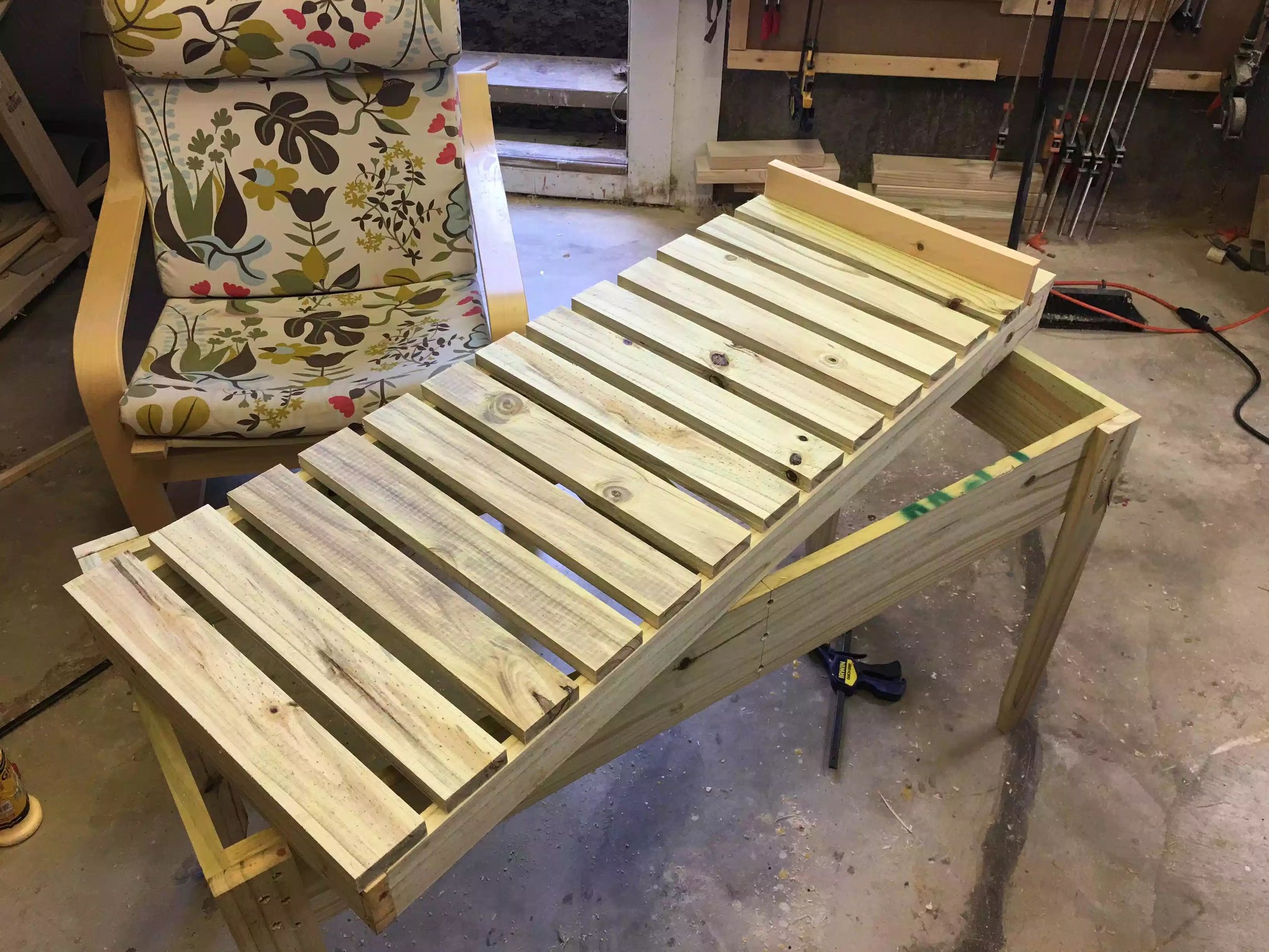 Here is slats being spaced out evenly by 3/4" 