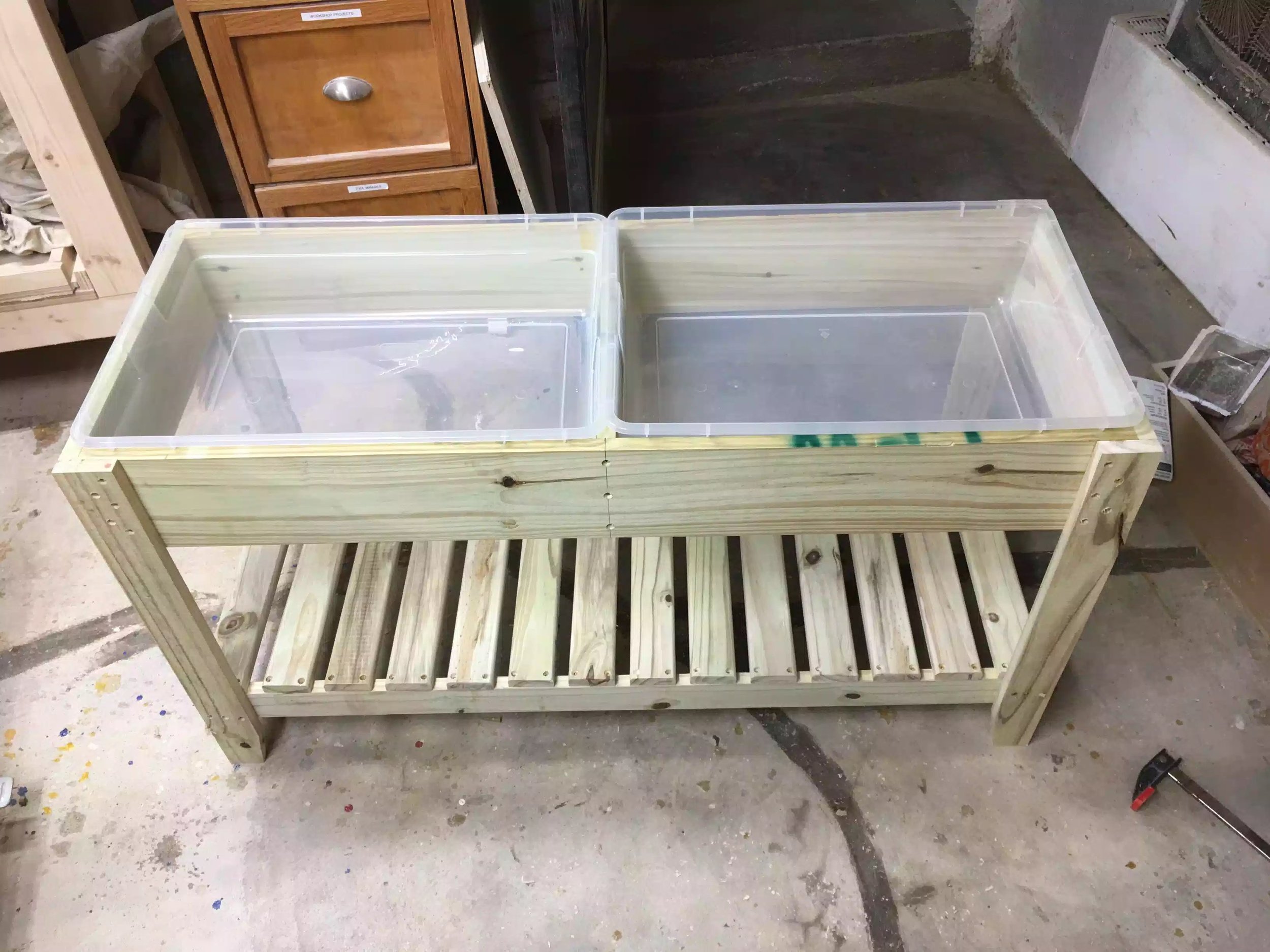 You can see the containers that the water will go into, just a suggestion but I might adjust the dimensions of the table by a little and possibly use a thicker piece of wood for the divider because I can not get the lids on the containers easily as they bump into each other
