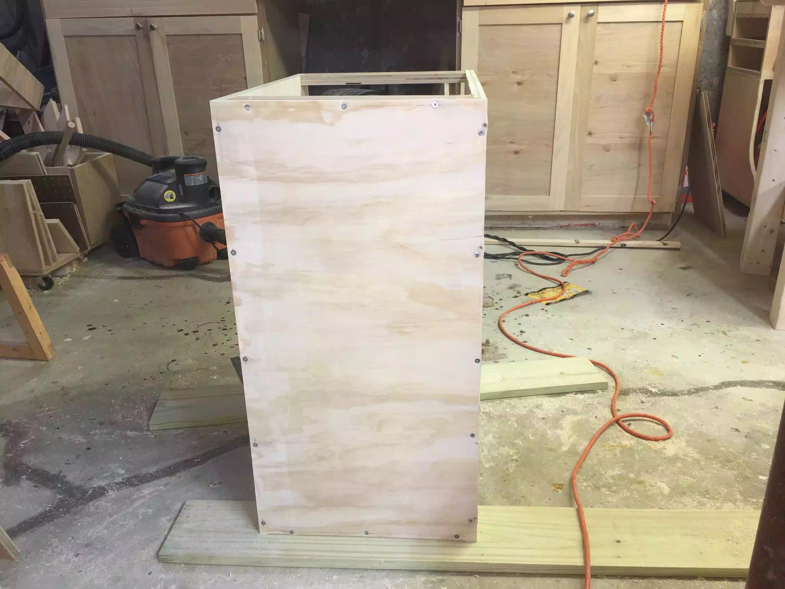 Back all secured, I usually plug the screw holes but because the back is only 1/4" thick I don't have enough meat to add the plugs without blowing through the back panel, its only a shop