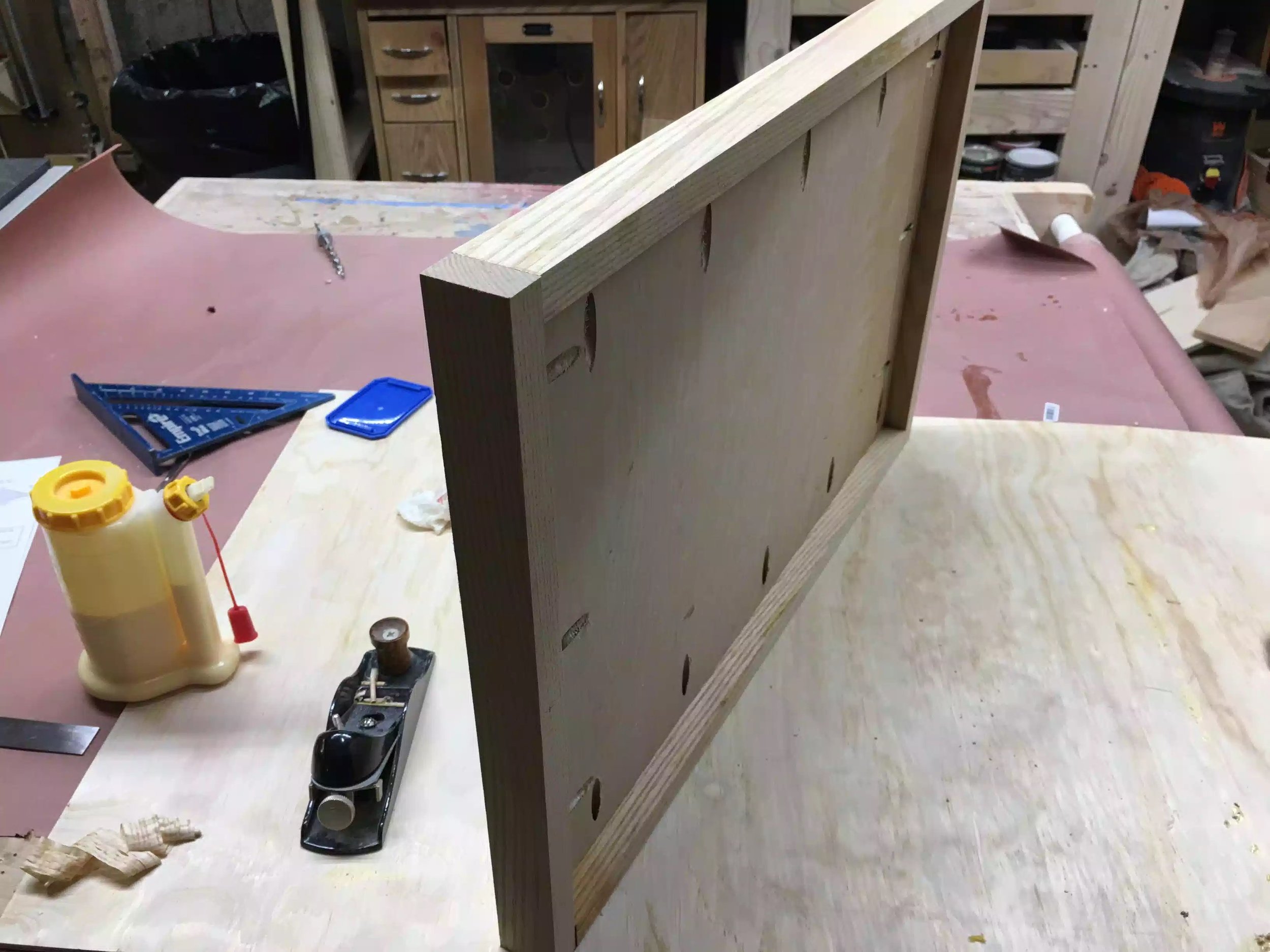 Here you see the under side of the top, the solid wood edges give the look that it is very thick, but its all an illusiion.