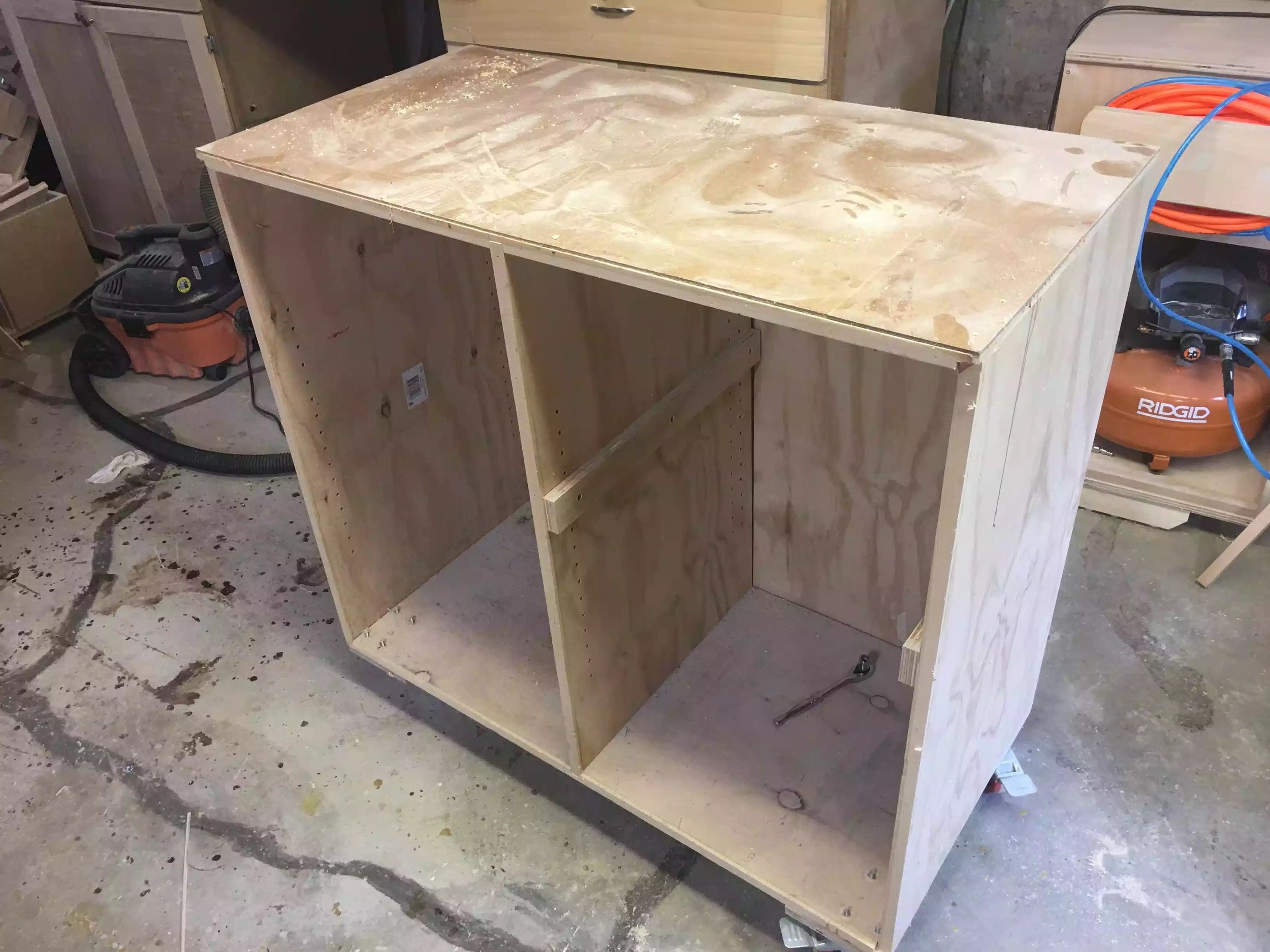 Here is the current cart that I am getting rid off, as you can see it is a lot bigger and takes a lot of space, so I'm going to take the cart apart.
