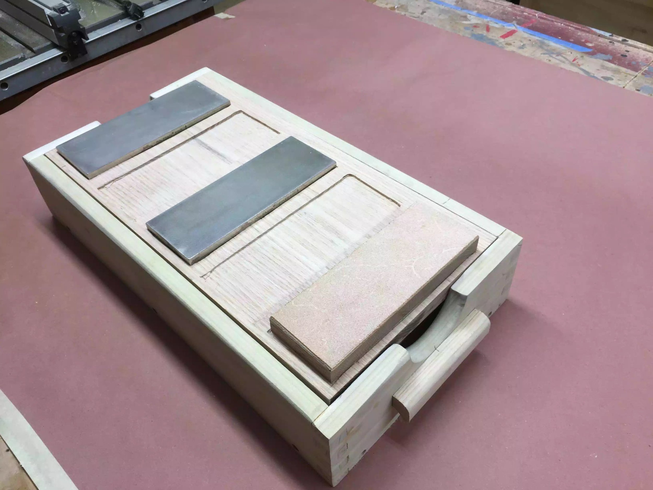 The sharpening station is more or less finished, I need to purchase 1 or 2 more sharpening stones .