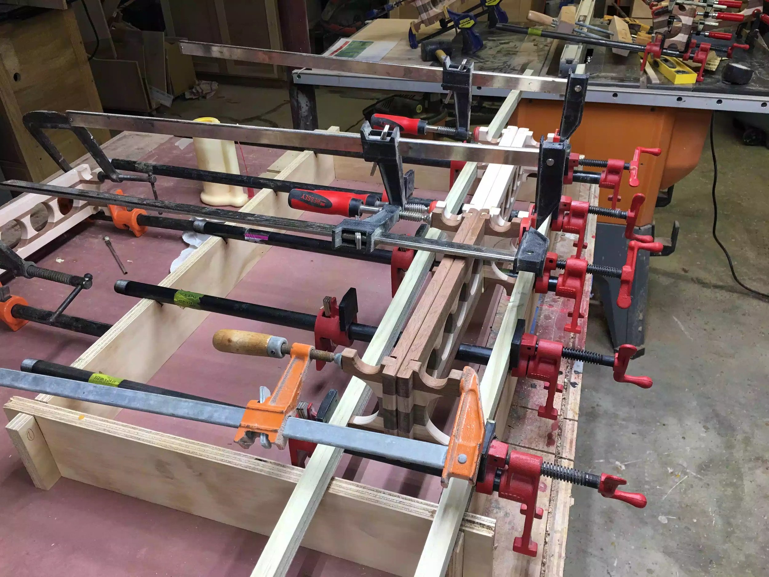Here you can see the pipe clamp jig with the braces stretching across all the flights, this way I could save on clamps and 2 separate clamps across both feet instead of using individual clamps for each foot.