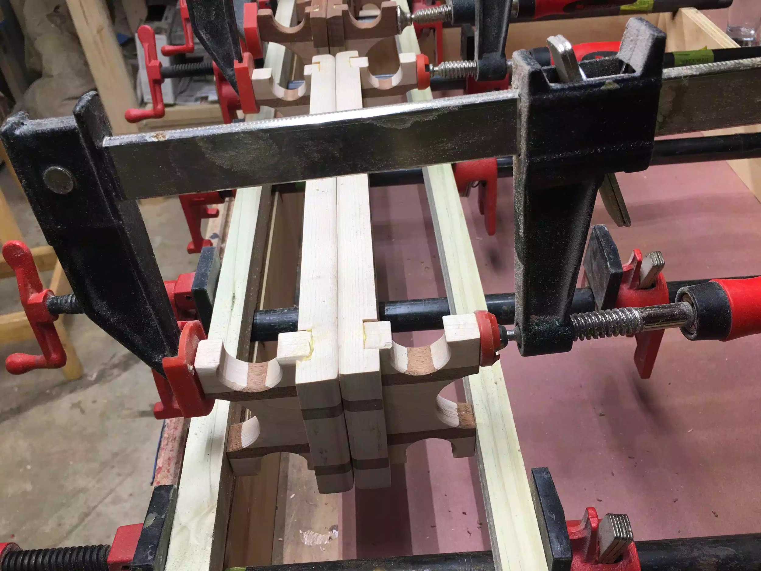 Here is a closer look at the top clamps securing the front feet and bottom brace can support the back feet