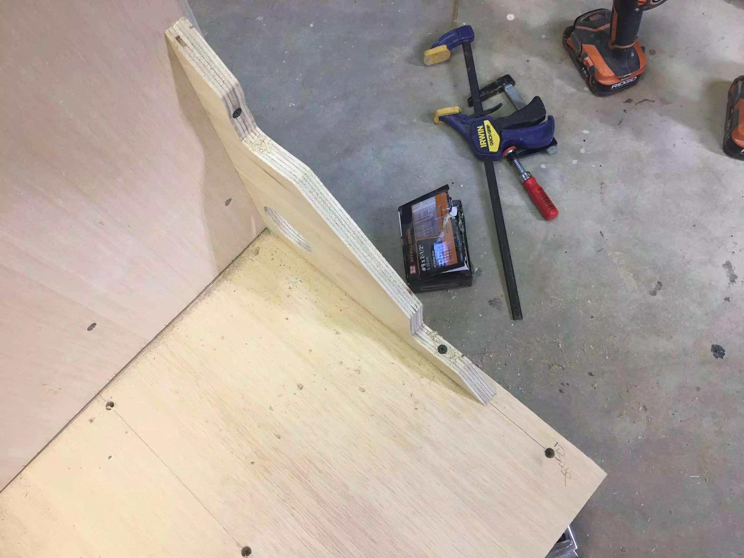 Here you can see the screws holding the right angled support in place allowing me free access to the sides without any hindrance.
