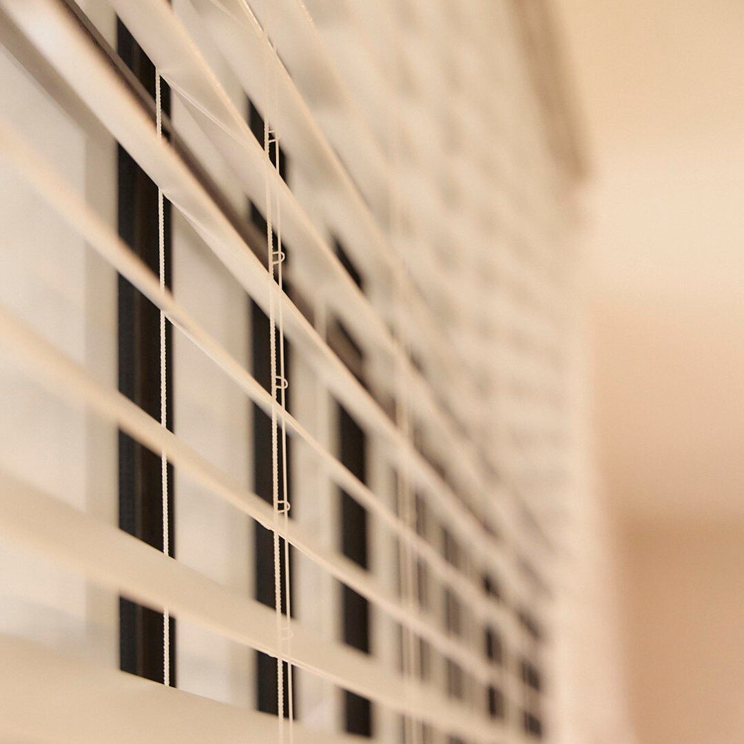 Houten raamdecoratie heeft een aantal leuke voordelen.
Zo zorgen houten jaloezie&euml;n zorgen voor
▶️extra body in de ruimte
▶️natuurlijk lichtinval
▶️de temperatuur binnen of buiten houden