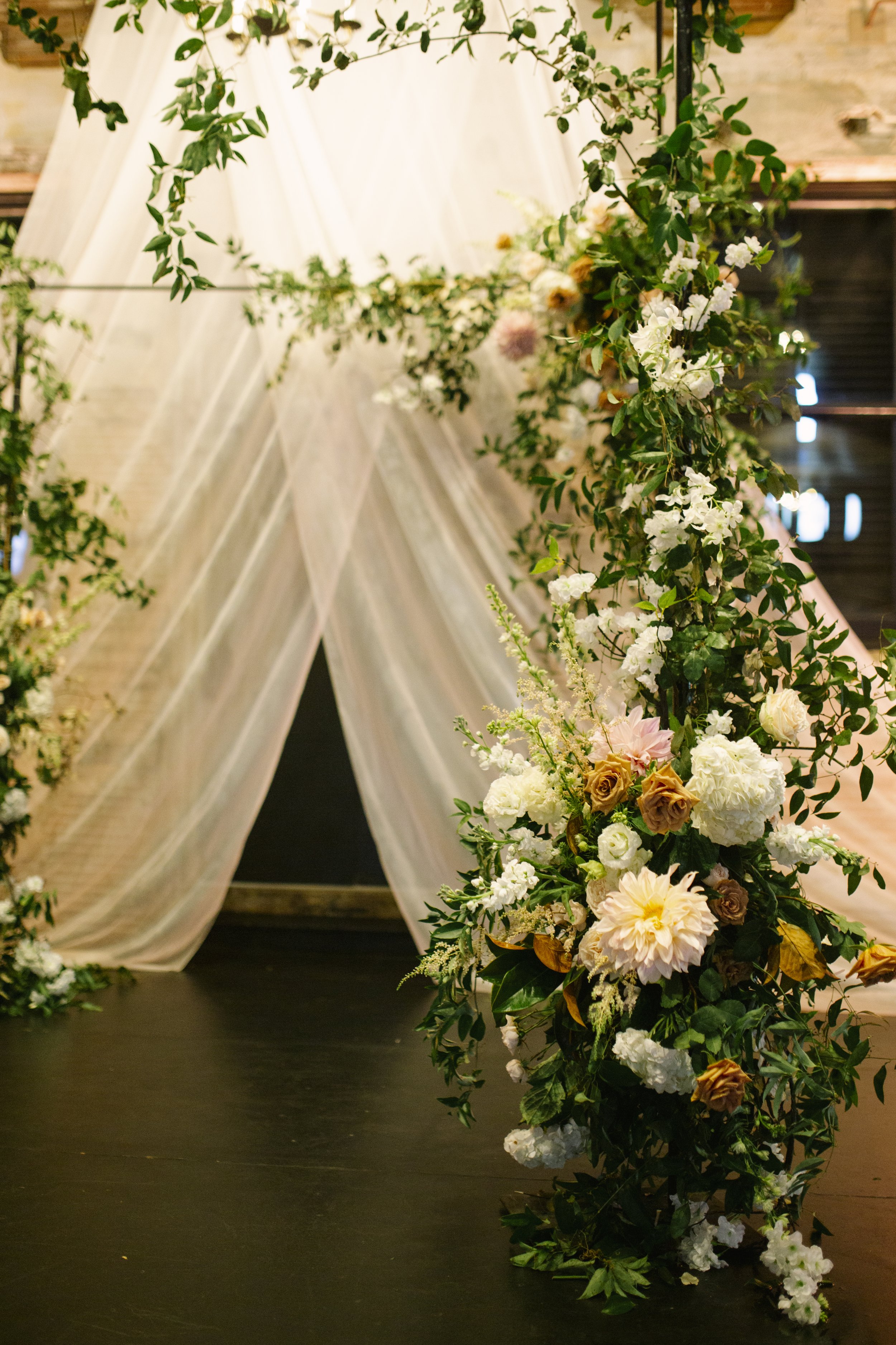 MN-florist-luxury-wedding-floral-installation.jpg