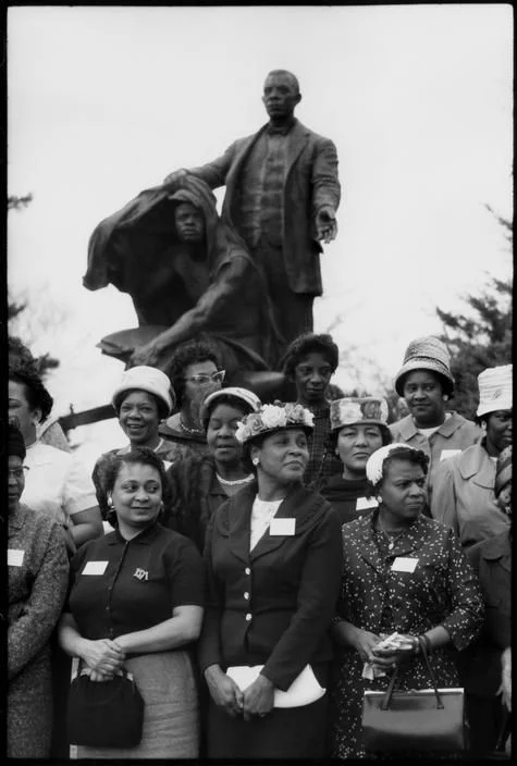 d15a90b3595233bb96dbbdd09fb1ab9a--henri-cartier-bresson-business-women.jpg