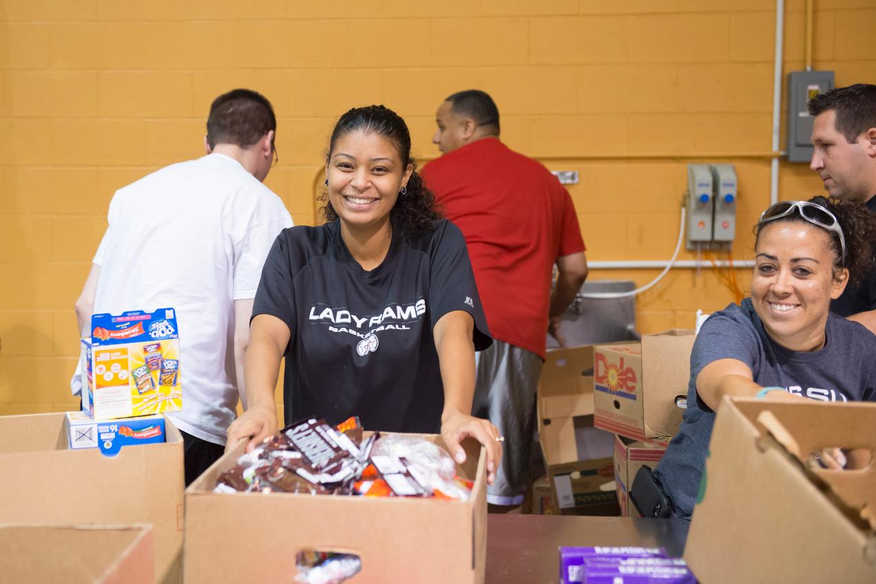 20140729AthleticsStaffvolunteerSecondHarvestFoodBank002Ed-size.jpg