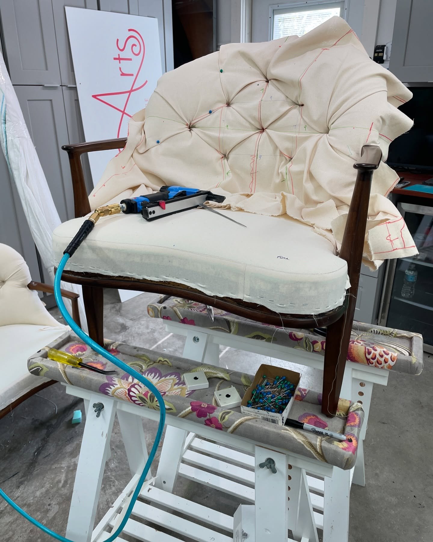 Draft of button tufting for this lovely little Dunbar chair. I like to do them up in muslin first so that I can get the pleats just right. Then the cover fabric goes on beautifully.
#Dunbar #letmemakeyouachair #edwardwormley #janus #customupholstery 
