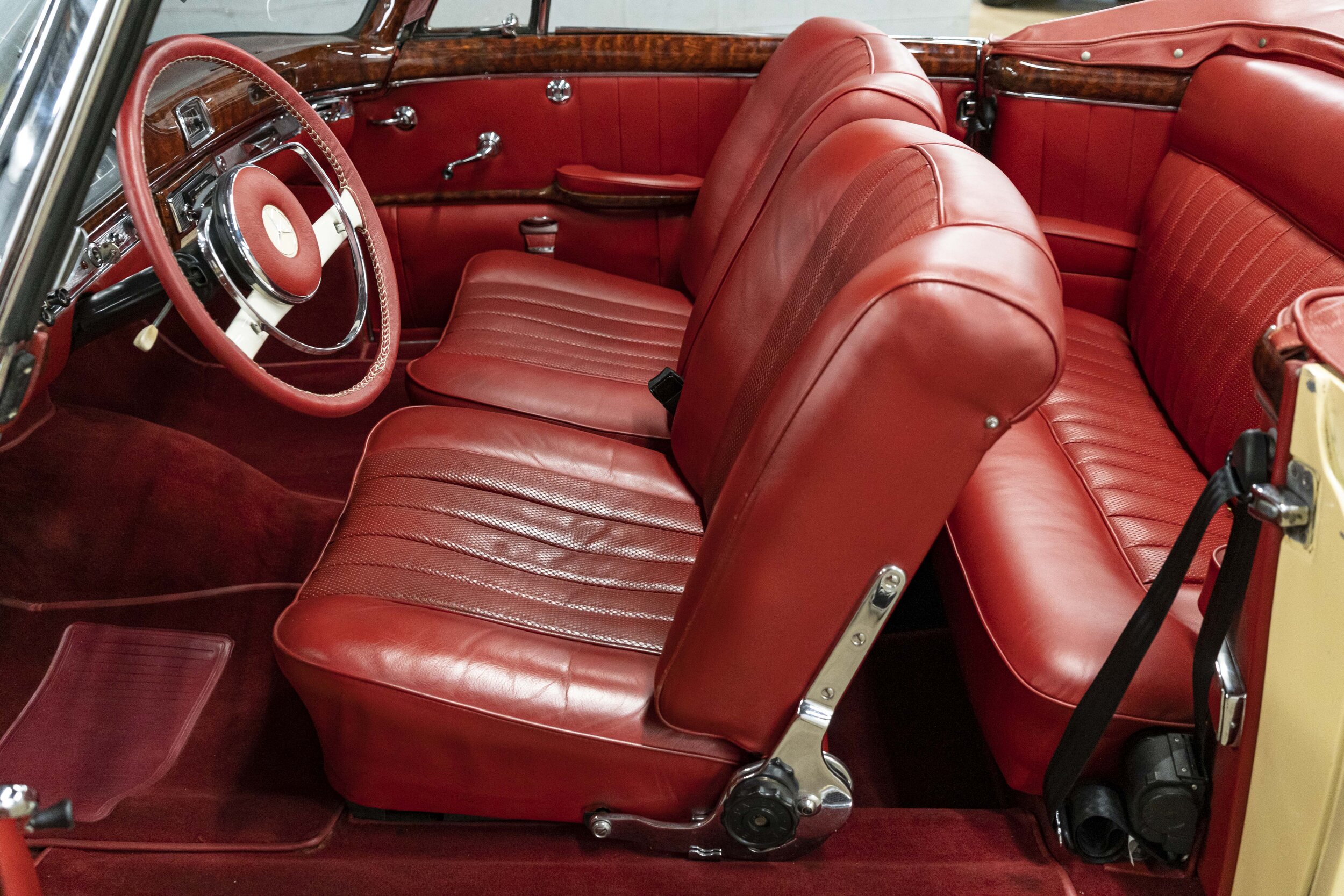 1960 Mercedes Benz 220S (78).jpg