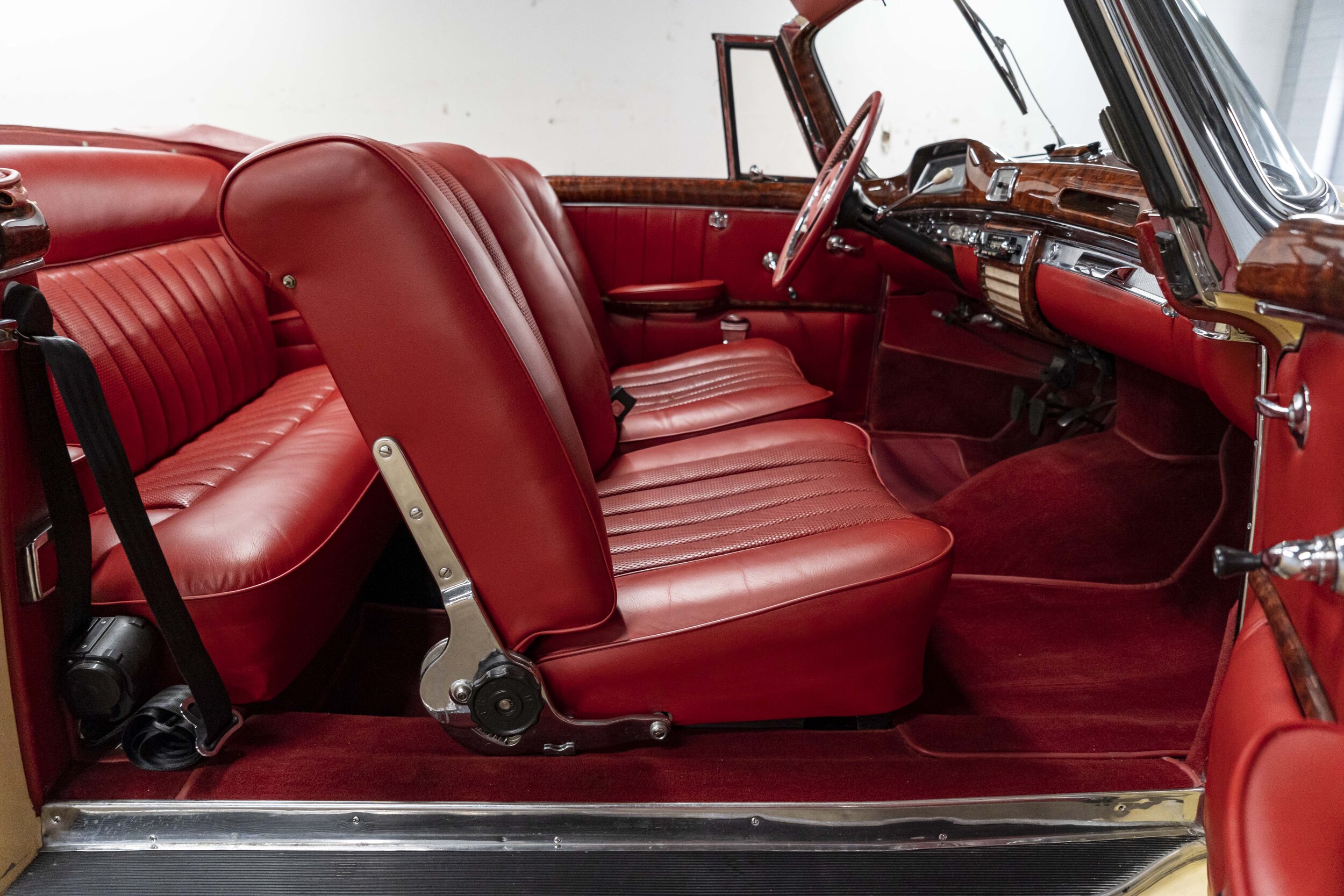 1960 Mercedes Benz 220S (93).jpg