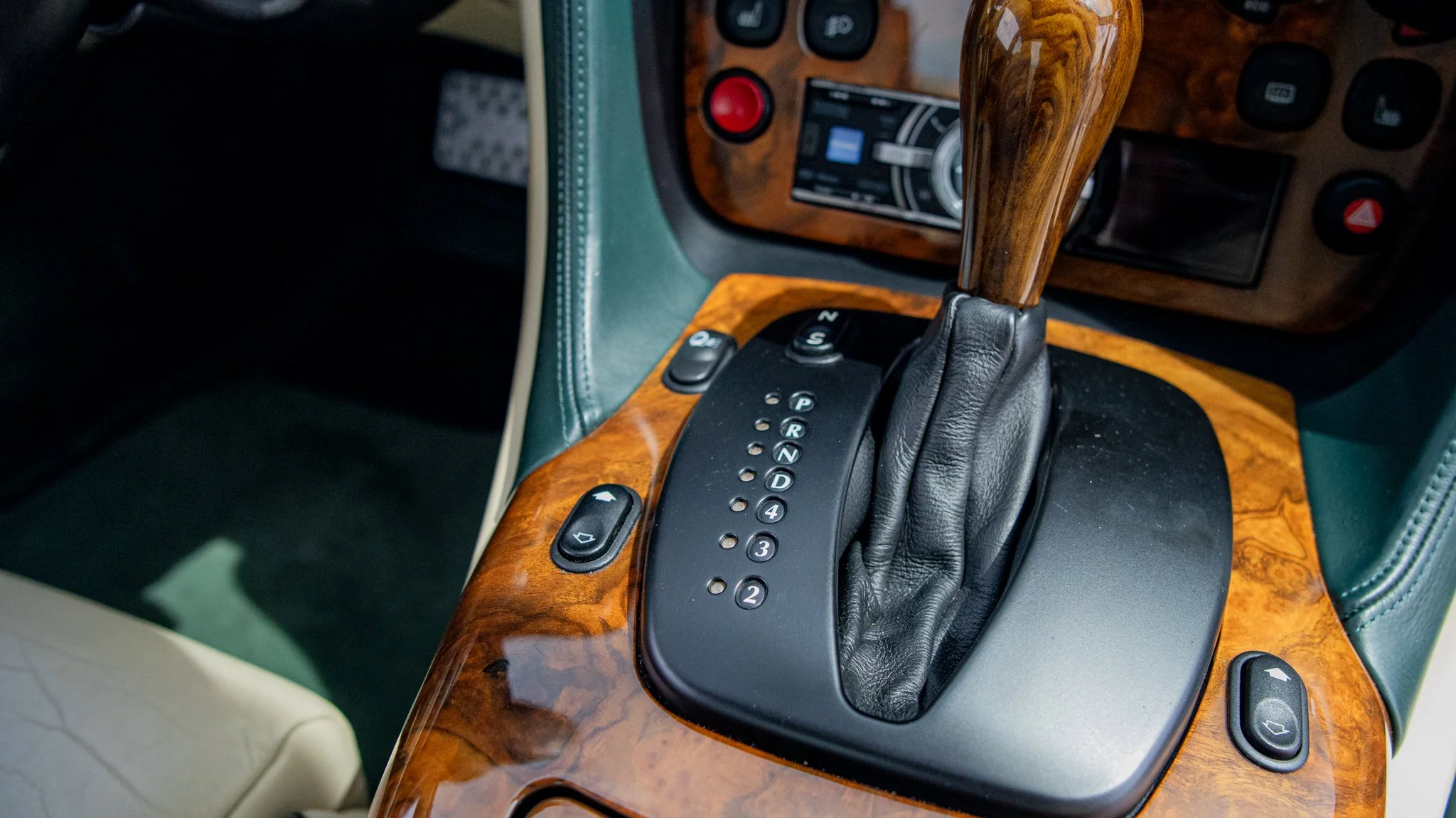 2000 Aston Martin DB7-075.jpg