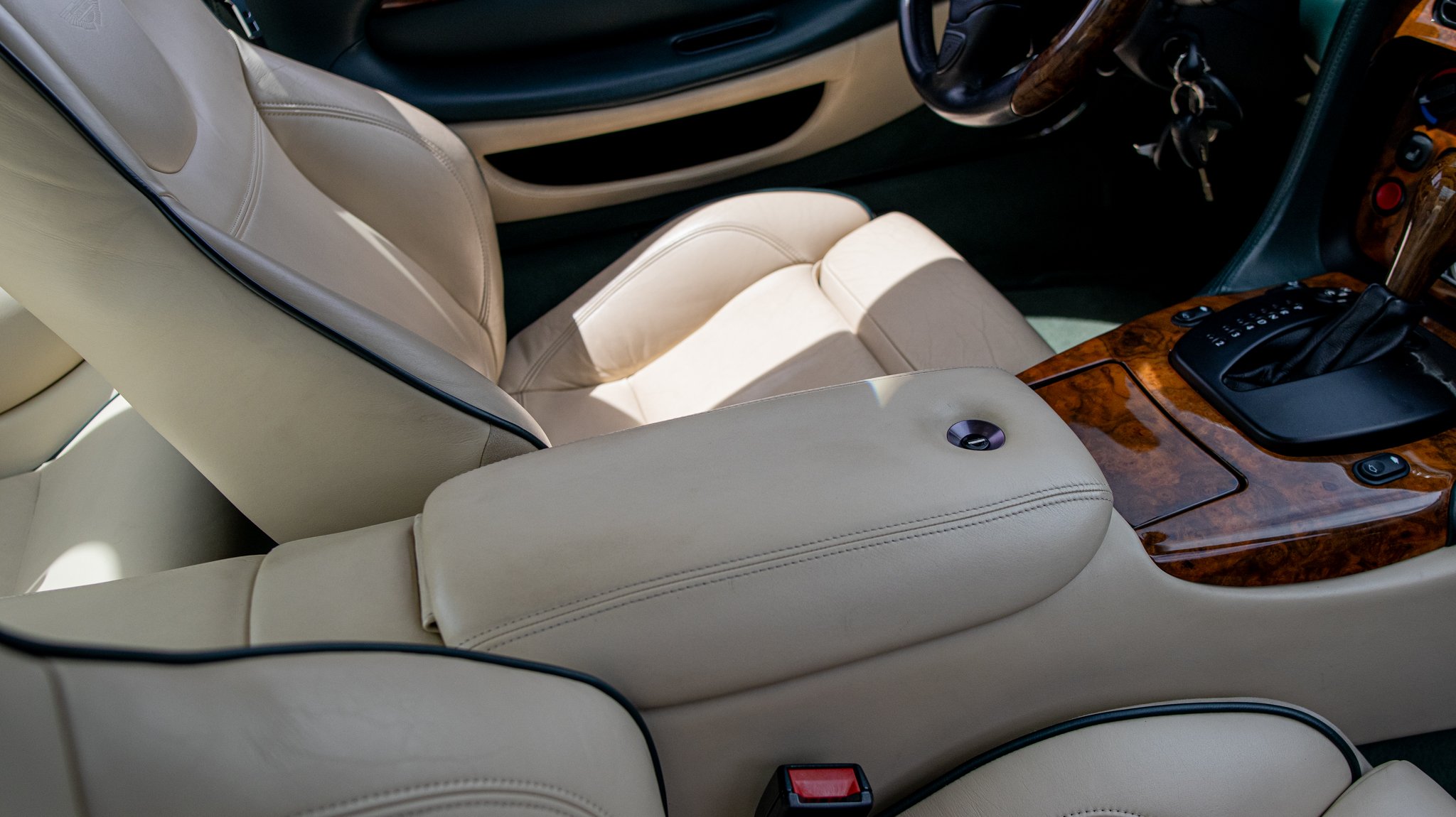 2000 Aston Martin DB7-121.jpg