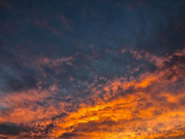 &bull; Sunsets 🌅 &bull;Storm clouds ⛅️ and &bull;Wide open skies 🌌 are what I love best about living in West Texas 💗 ⠀⠀
⠀⠀
#westtexas #texas #desert #desertlife #wideopenskies #storm #stormclouds #clouds #sunset #sunsetphotography #peaceful #natur