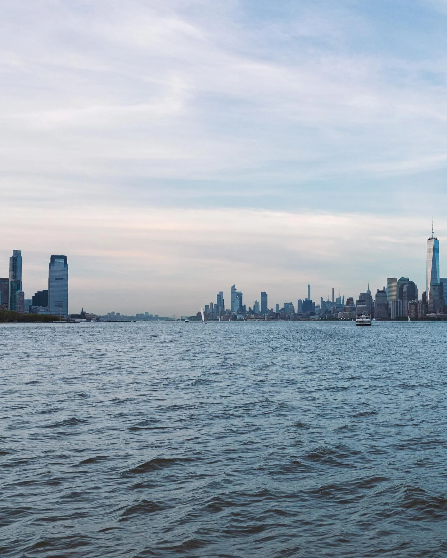 Amazing view on the skyline of Manhattan seen from the Upper Bay during a cloudy sunset. 🏙️📸 

#newyorkcity #upperbay #nightcruise #landscapephotography #canonphotography #canonmarkiv #newyorkskyline #manhattan