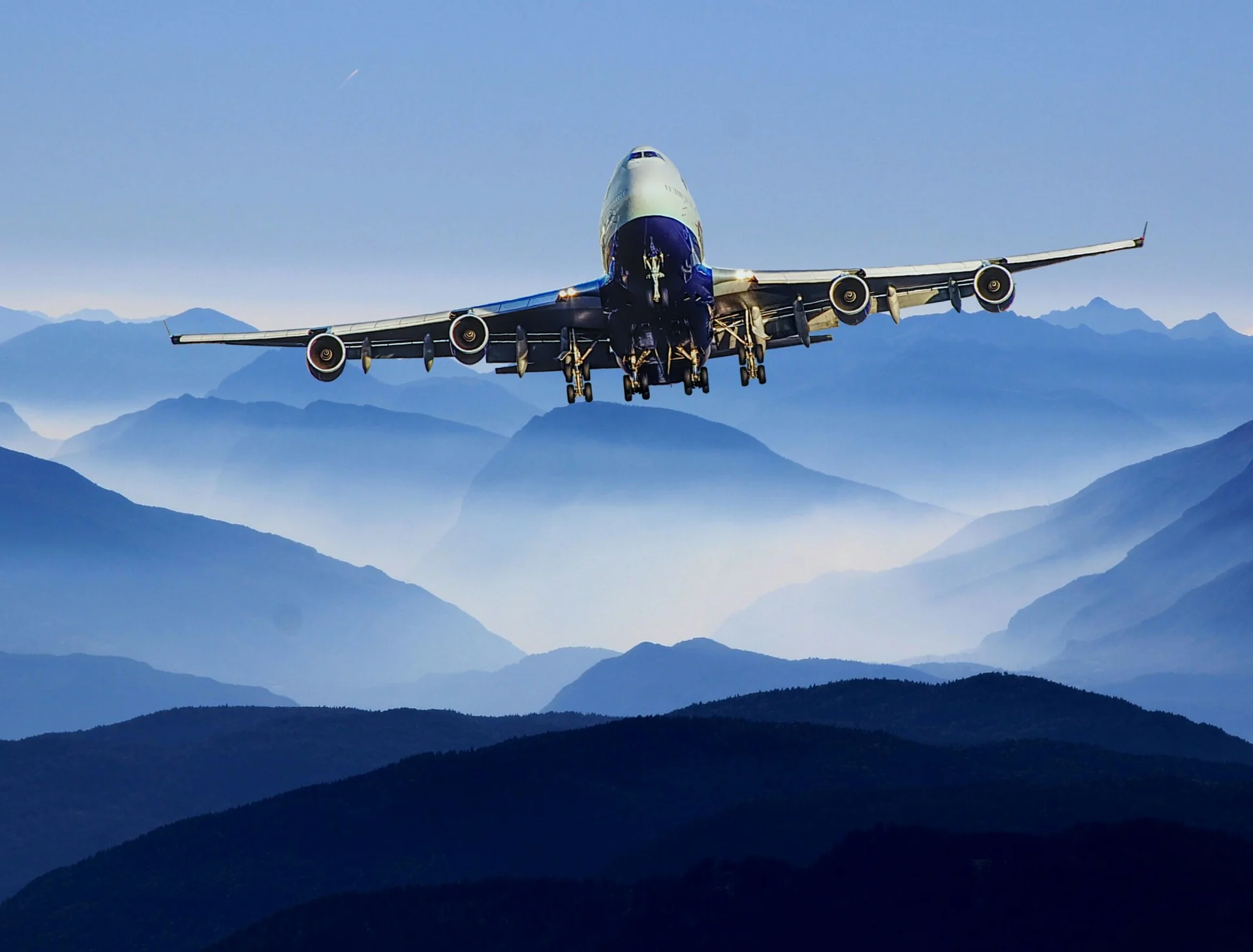 flight-2974784_1920.jpg