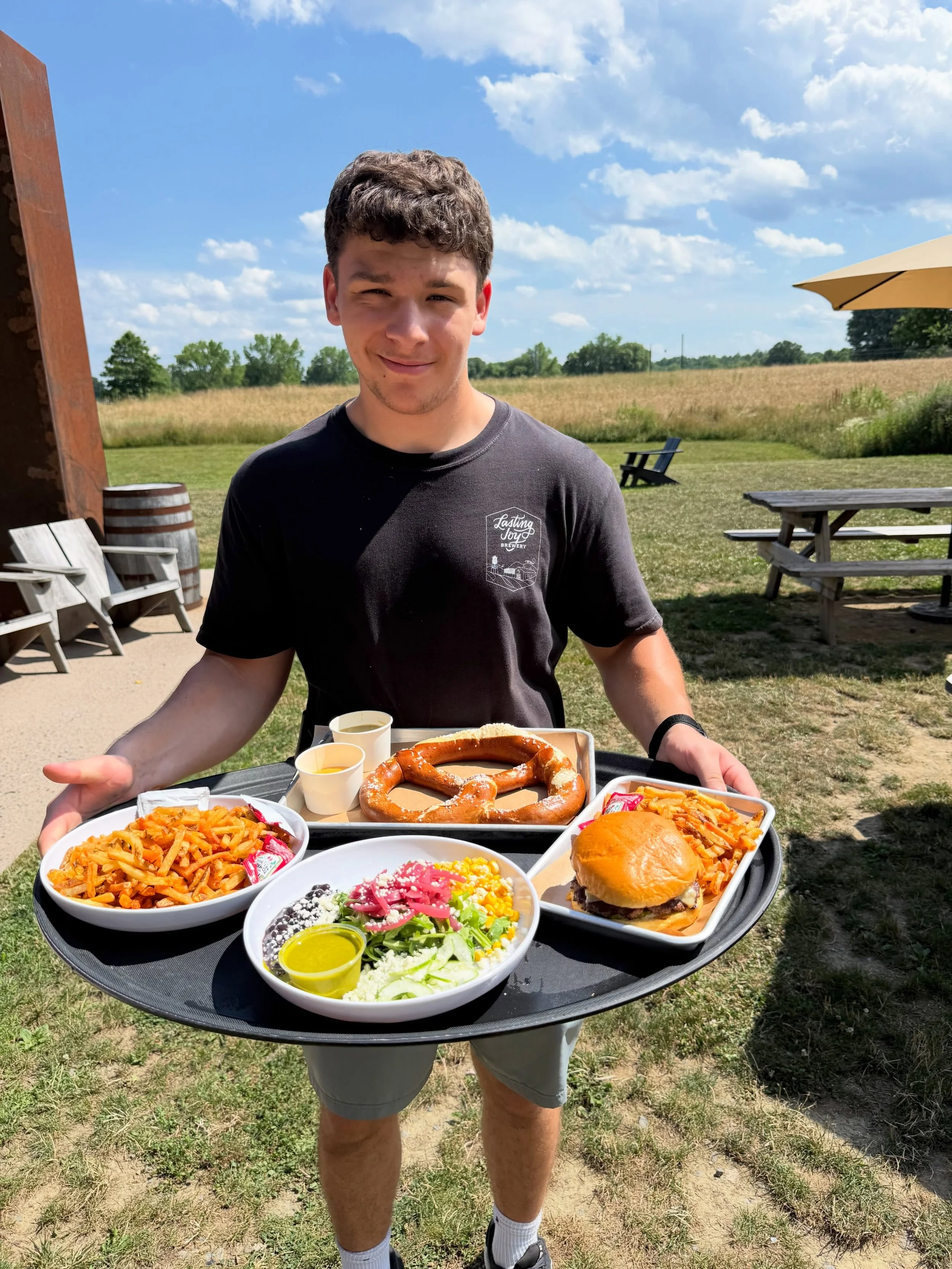Pick your fighter: Liam 🥊 or Darcy 🥊And which one is more annoyed at me for asking for a picture while they&rsquo;re trying to find a table number?? 

🍔 order at the bar, grab a table number 9️⃣, and we&rsquo;ll find you with you with your order!