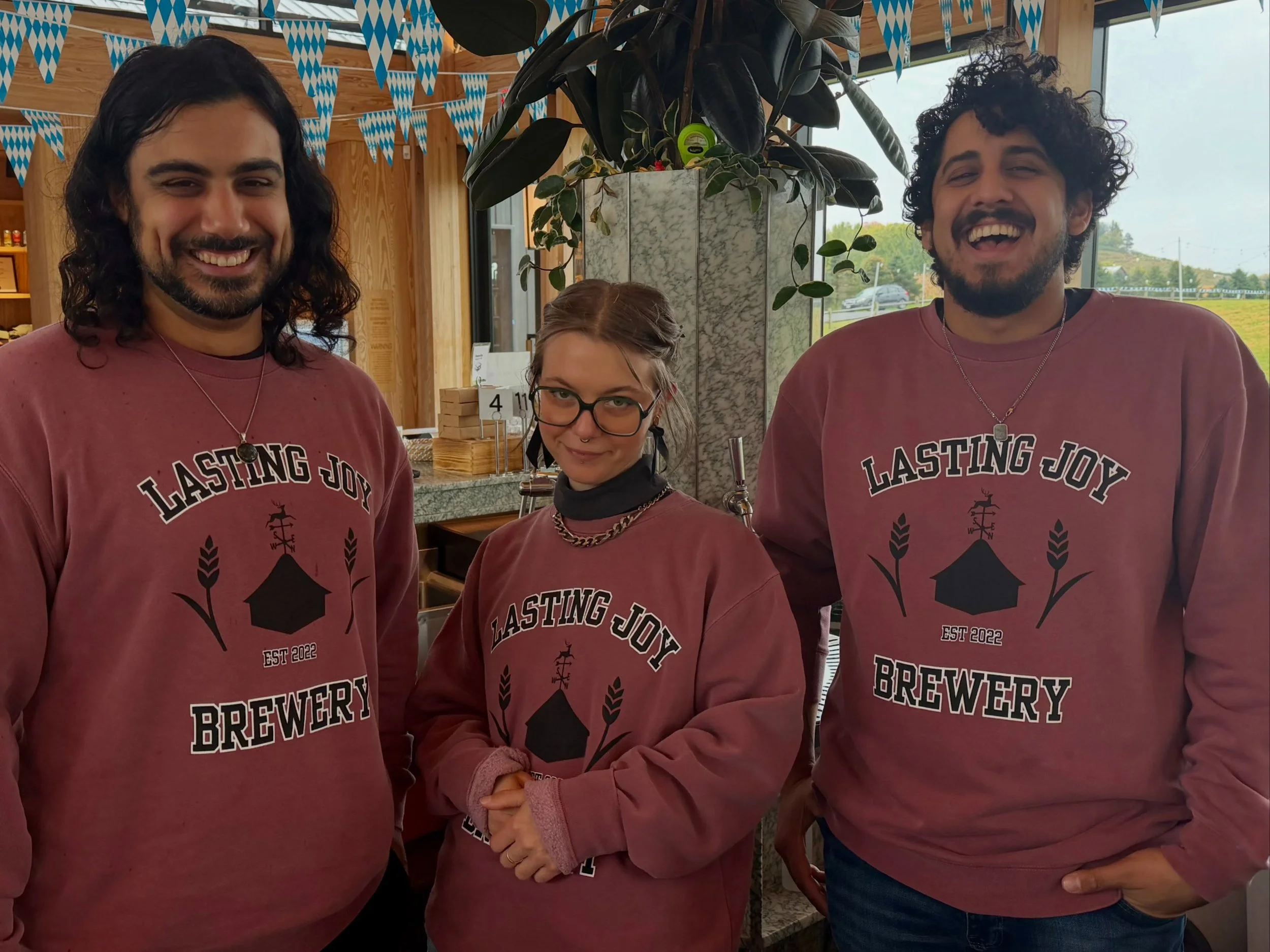 It's sweater weather and we have cozy merch, hot apple cider, pumpkin ale, marzen lager and warm soup. 

Stop and linger 🍁🍂🍻