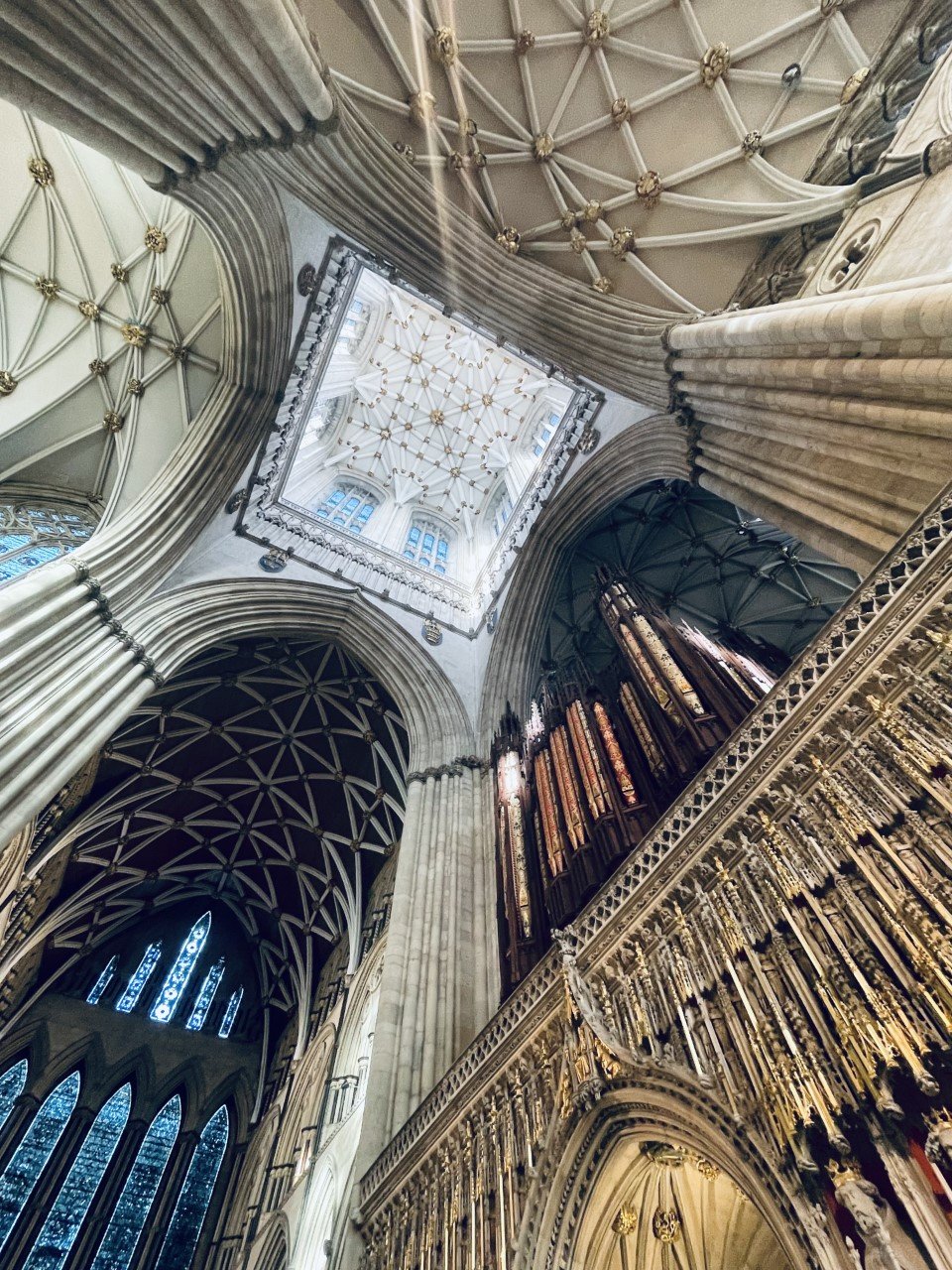Interior of York Minster.jpg