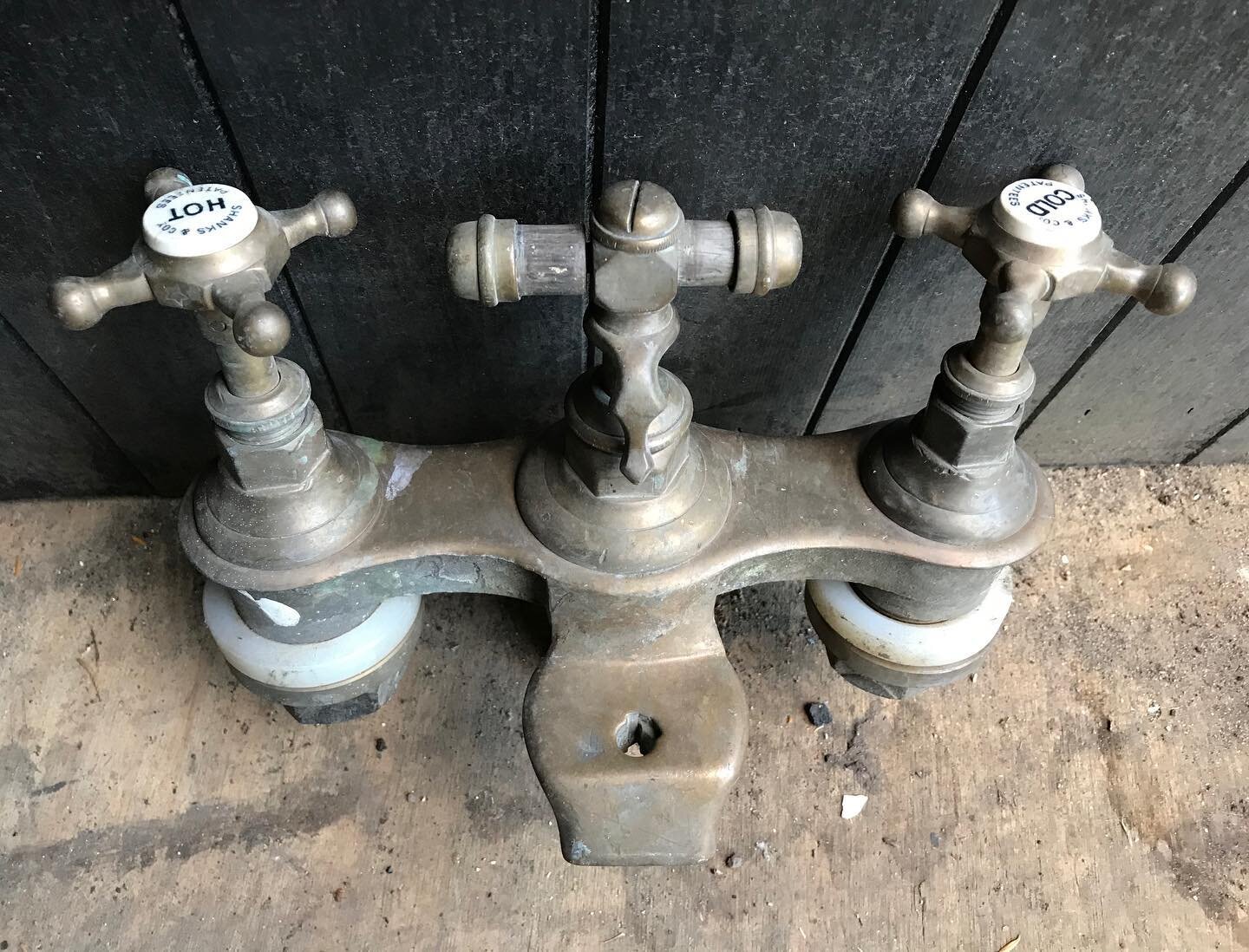 Lovely brass bath taps that will look amazing once refurbished
#antiques #interiordesign #interiors #interiordecor #antiquedealer #london #anitquegardenfurniture #architecturalantiques #architecturalsalvage #paris #frenchantiques #antiquesofinstagram