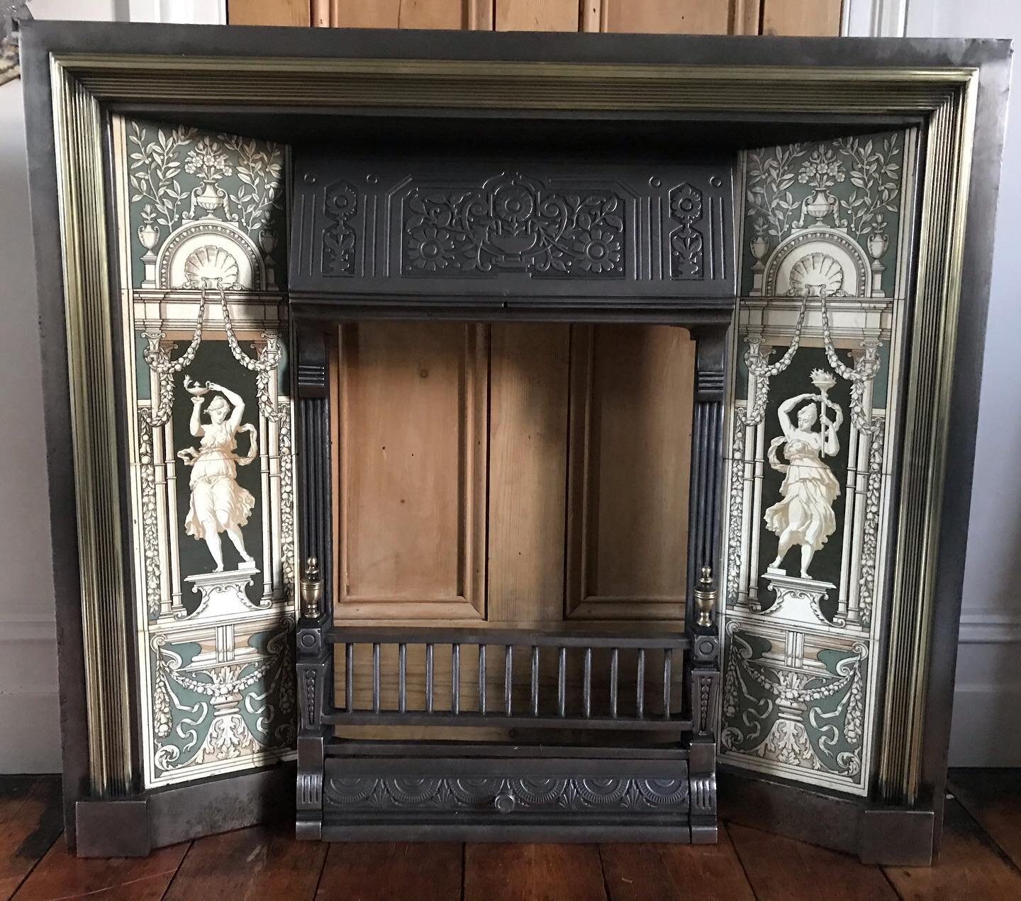 My favourite Victorian cast iron insert just back from being refurbished. Beautiful original tiles with a rare brass border
#antiques #interiordesign #interiors #interiordecor #antiquedealer #london #anitquegardenfurniture #architecturalantiques #arc
