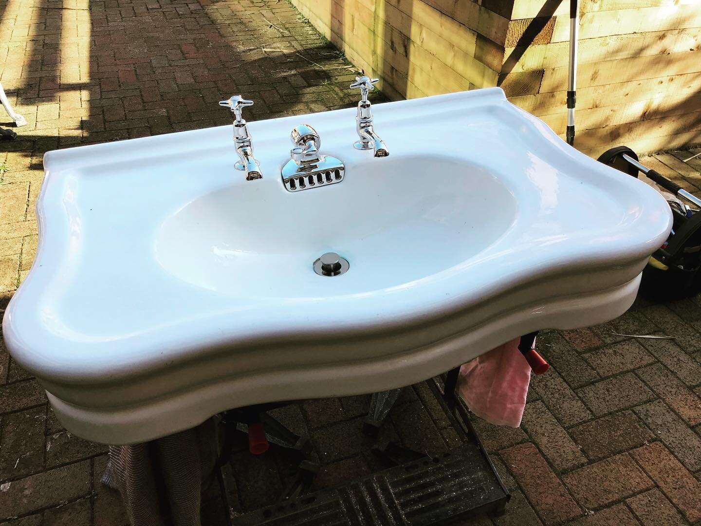 Lovely large column sink with refurbished taps and waste off to it's new home, thanks to Keith@taprefurbishment
#antiques #interiordesign #interiors #interiordecor #antiquedealer #london #anitquegardenfurniture #architecturalantiques #architecturalsa