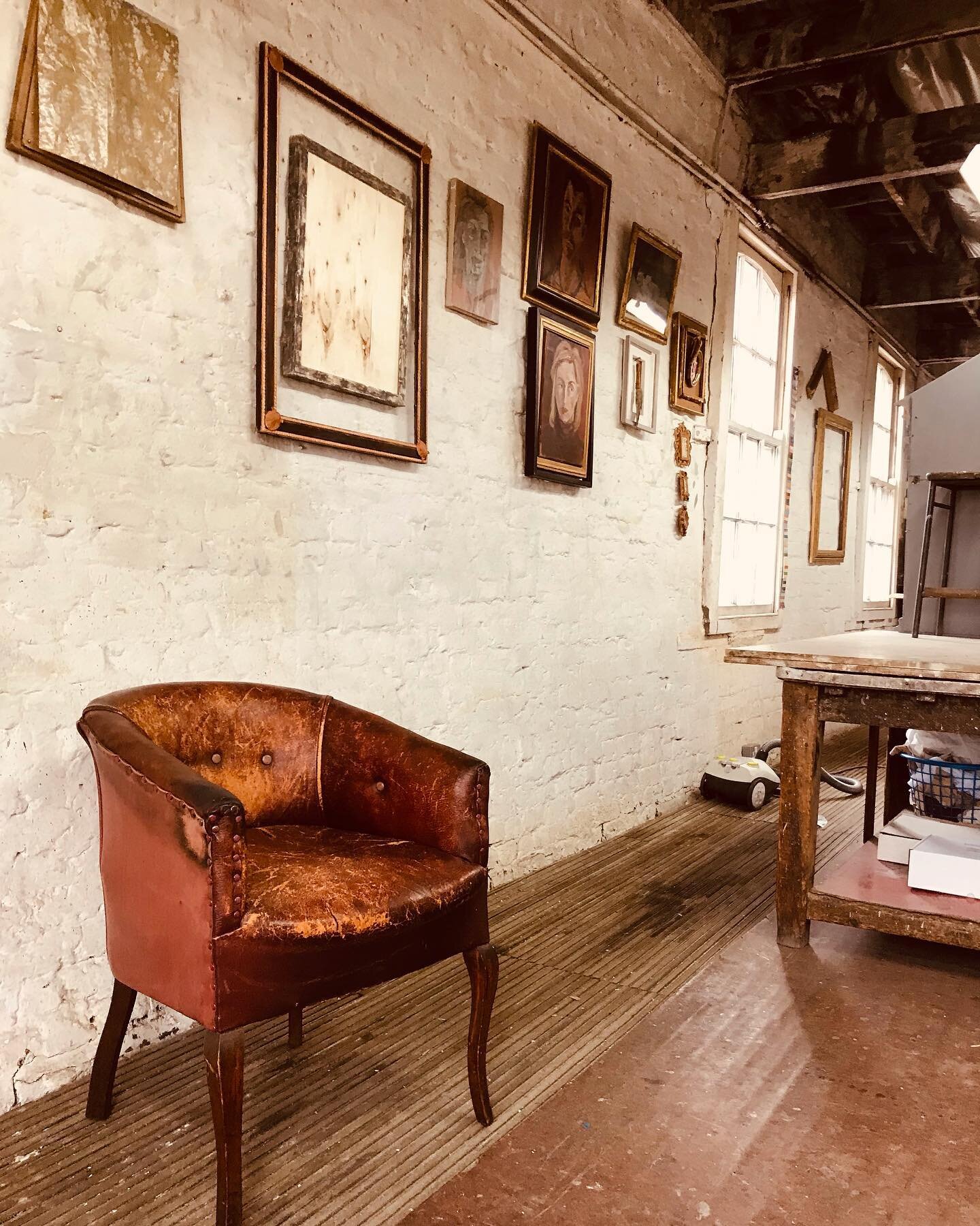 Old leather chair in studio on borrowed time 
#antiques #interiordesign #interiors #interiordecor #antiquedealer #london #anitquegardenfurniture #architecturalantiques #architecturalsalvage #paris #frenchantiques #antiquesofinstagram #interiordesigne