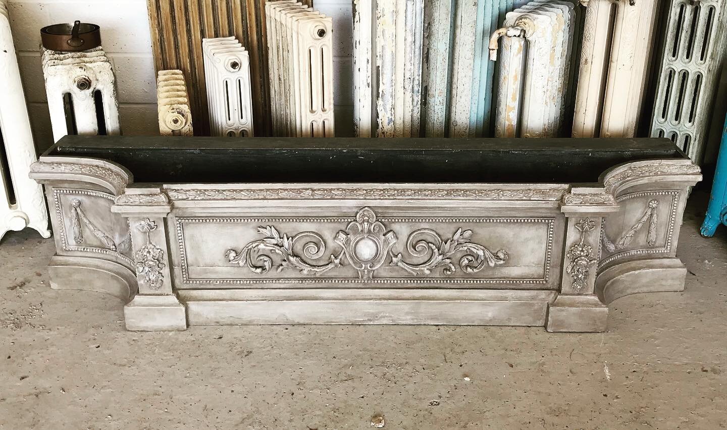 Huge country house painted pine window seat, soon to have the top reupholstered
#antiques #interiordesign #interiors #interiordecor #antiquedealer #london #anitquegardenfurniture #architecturalantiques #architecturalsalvage #paris #frenchantiques #an