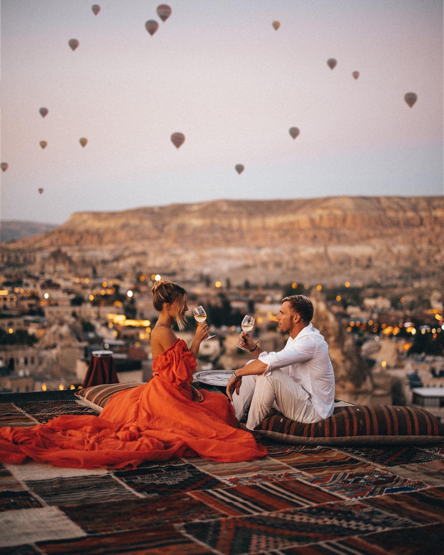 Dreaming about Cappadocia.. Where I can hang on rooftops with this beautiful girl and then jump into a sky filled with hot air balloons 🇹🇷