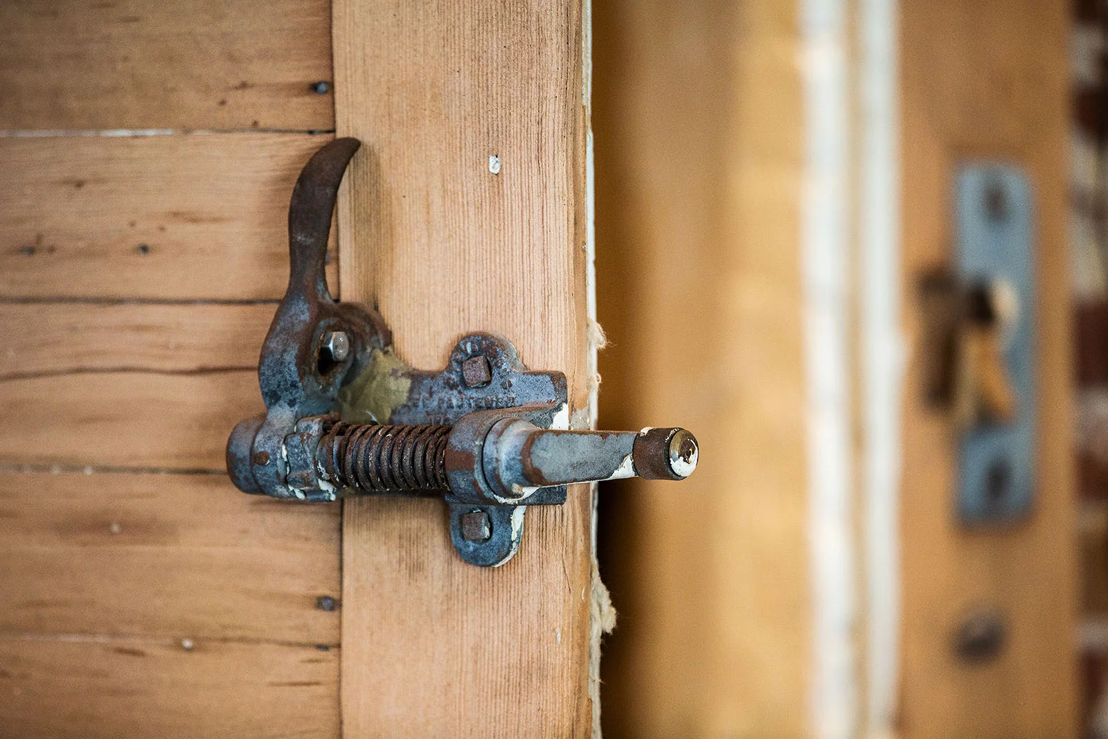 Vault latch