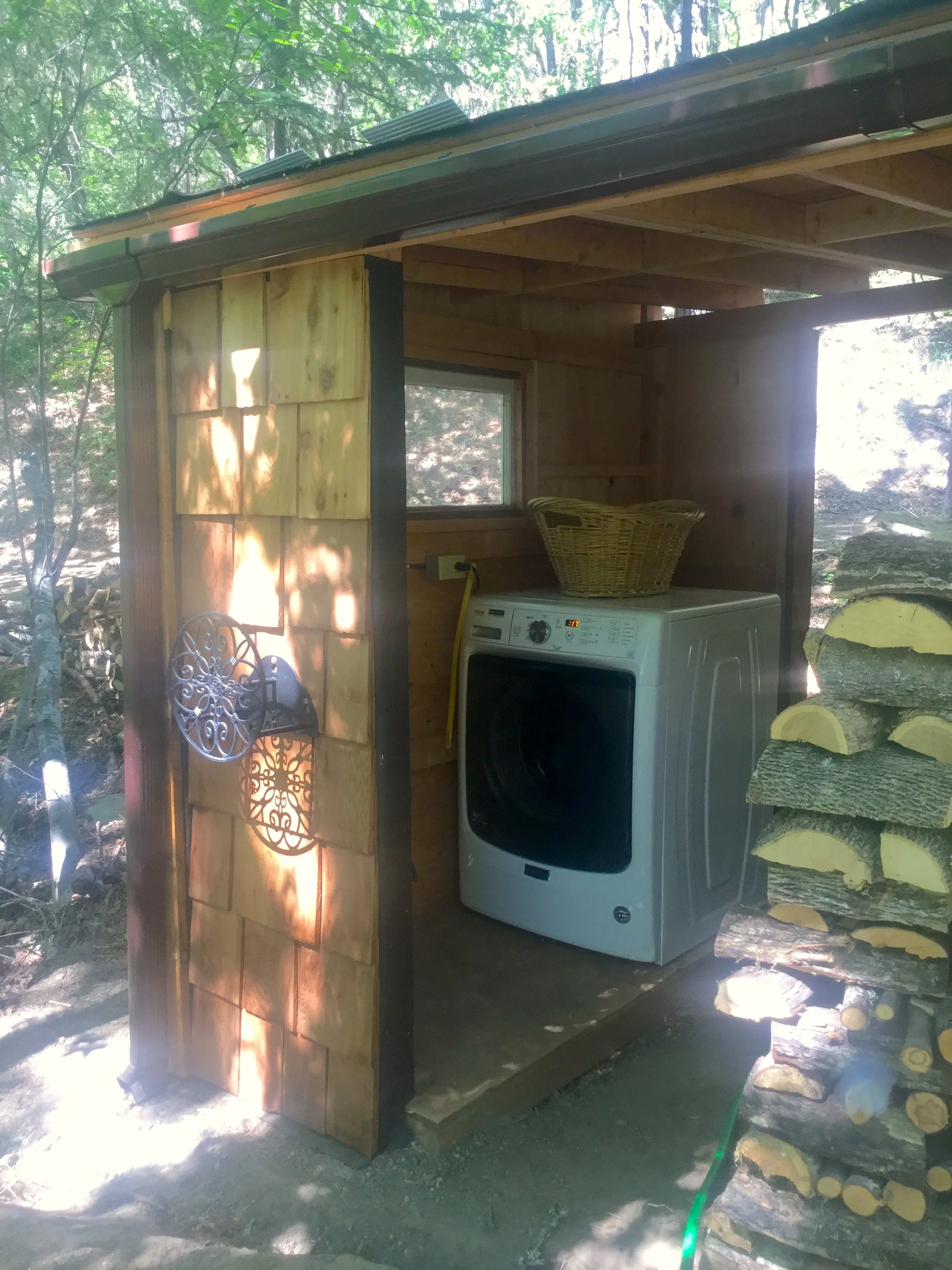 washing machine in wood shed.JPG