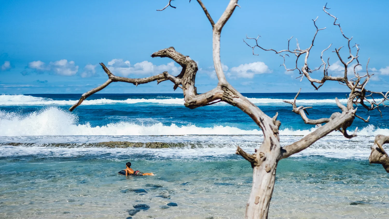 Explore the Hawaiian island of Maui with this travel guide. Guide includes map with itinerary and tips on food and sightseeing. #maui #hawaii #beachvacation #travelguide