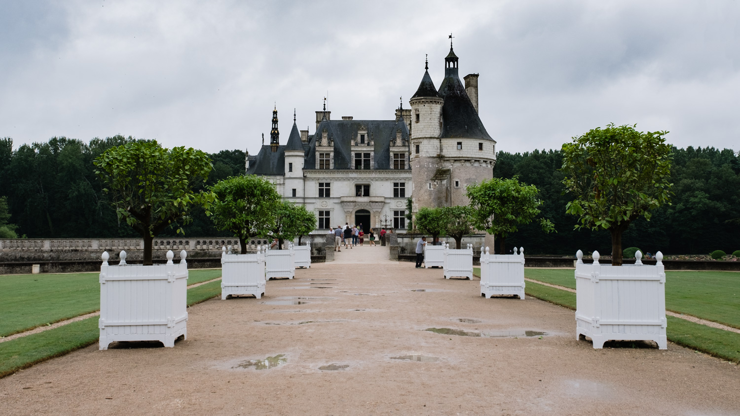Front view of Château de Chenonceau - Travel photography and guide by © Natasha Lequepeys for "And Then I Met Yoko". #loirevalley #france #travelguide #travelphotography #valdeloire