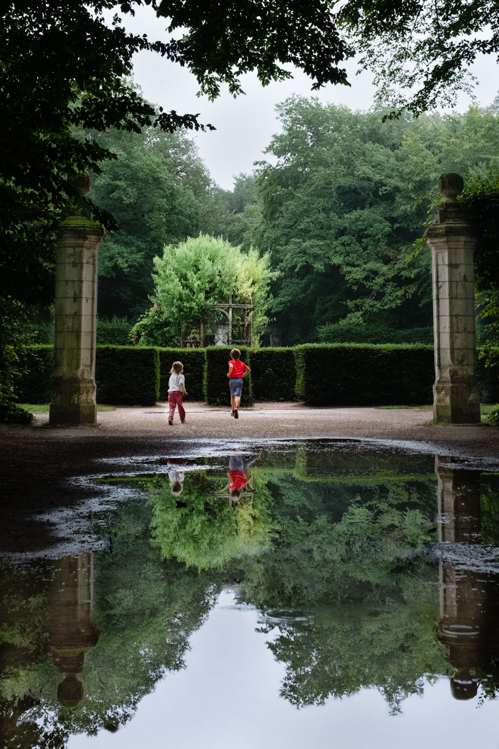 Kids playing in the gardens of Chenonceau - Travel photography and guide by © Natasha Lequepeys for "And Then I Met Yoko". #loirevalley #france #travelguide #travelphotography #valdeloire