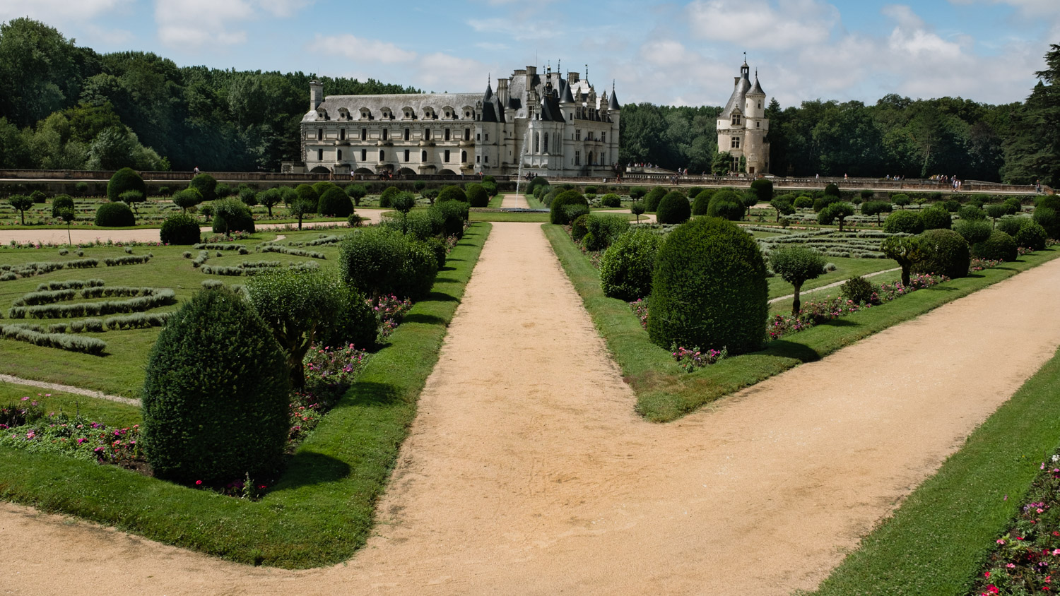 The French gardens of Chenonceau - Travel photography and guide by © Natasha Lequepeys for "And Then I Met Yoko". #loirevalley #france #travelguide #travelphotography #valdeloire 