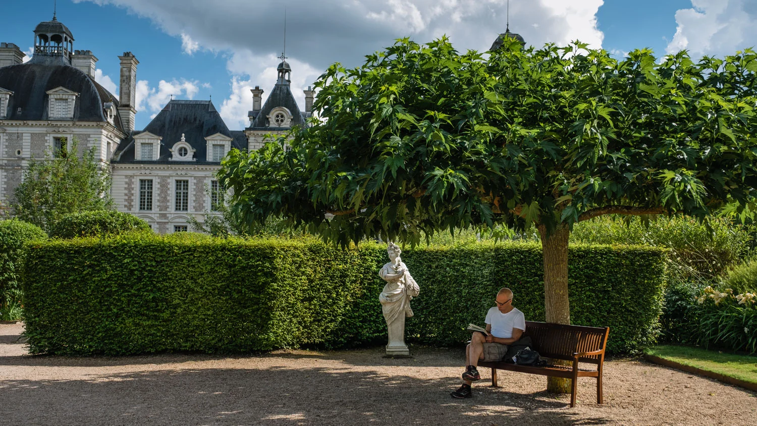 An artist sketches the garden at the Château de Cheverny, Loire Valley. Travel photography and guide by © Natasha Lequepeys for "And Then I Met Yoko". #loirevalley #france #travelguide #photoblog #travelblog #travelphotography #landscapephotography #architecturephotography #travelitinerary #fujifilm #valdeloire #loire #chambord #chenonceau #cheverny #chaumont #chateau #castles #discoverfrance #honeymoondestination