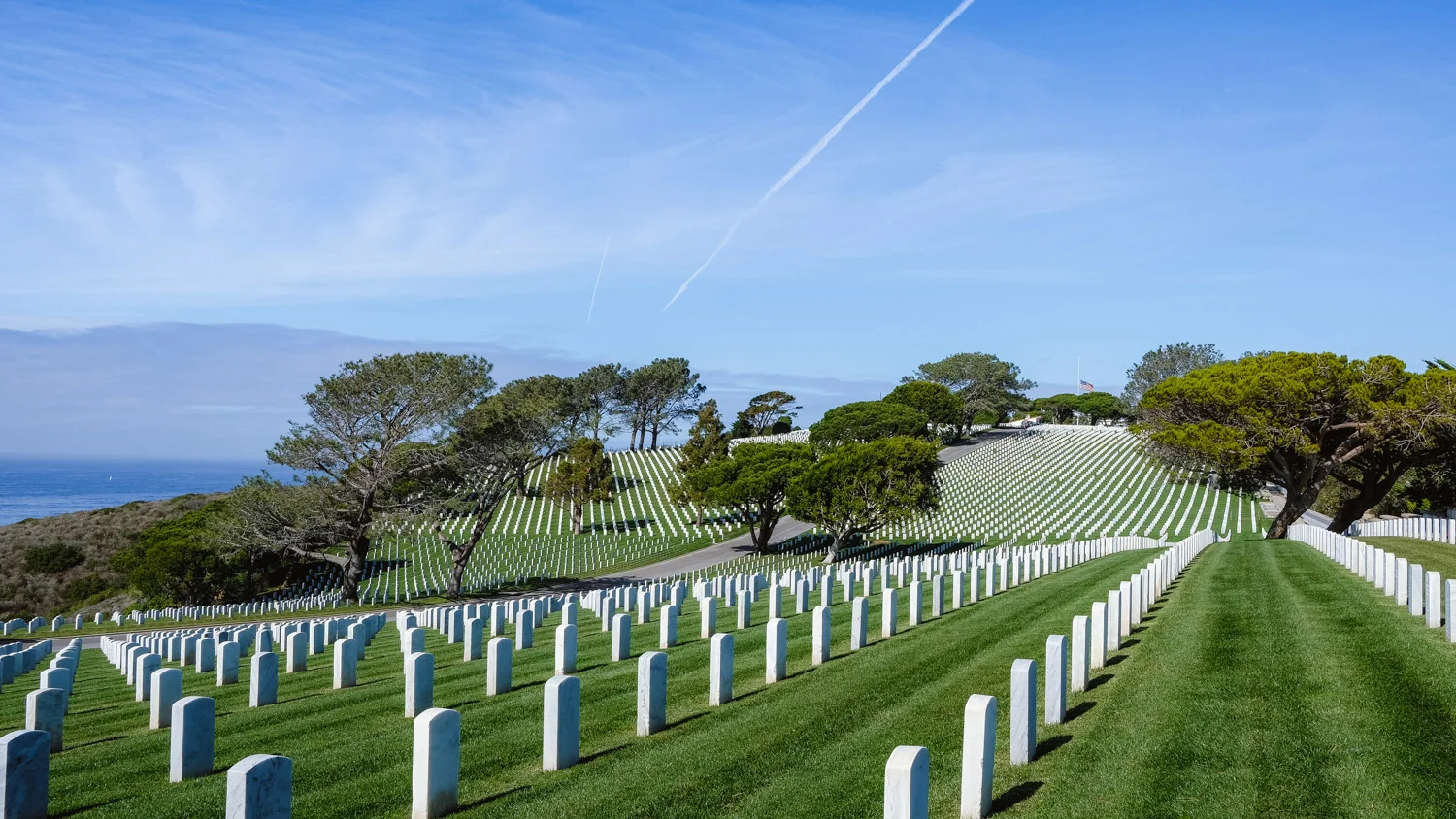 Fort Rosecrans National Cemetery, San Diego - travel photography and guide by © Natasha Lequepeys for "And Then I Met Yoko". #sandiego #california #travelguide #photoblog #travelblog #usa #sealions #fujifilm #travelphotography #landscapephotography #naturephotography #travelitinerary #2dayssandiego #pwc #westcoast #nature #californiadreaming #pointloma #rosecranscemetery #lajolla