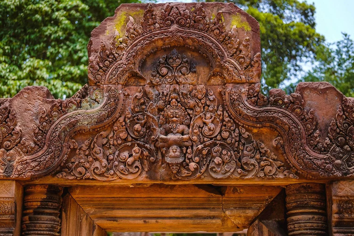 Intricate carvings above a doorway in Banteay Srei, Siem Reap. Travel photography and guide by © Natasha Lequepeys for "And Then I Met Yoko". #siemreap #banteaysrei #angkorwat #travelguide #travelblog #travelitinerary #itinerary #siemreapitinerary #seasia #cambodia #travelcambodia #travelsiemreap #photoblog #travelblogger #travelphotography #landscapephotography #fujifilm #temples #siemreapprivatetour #atv