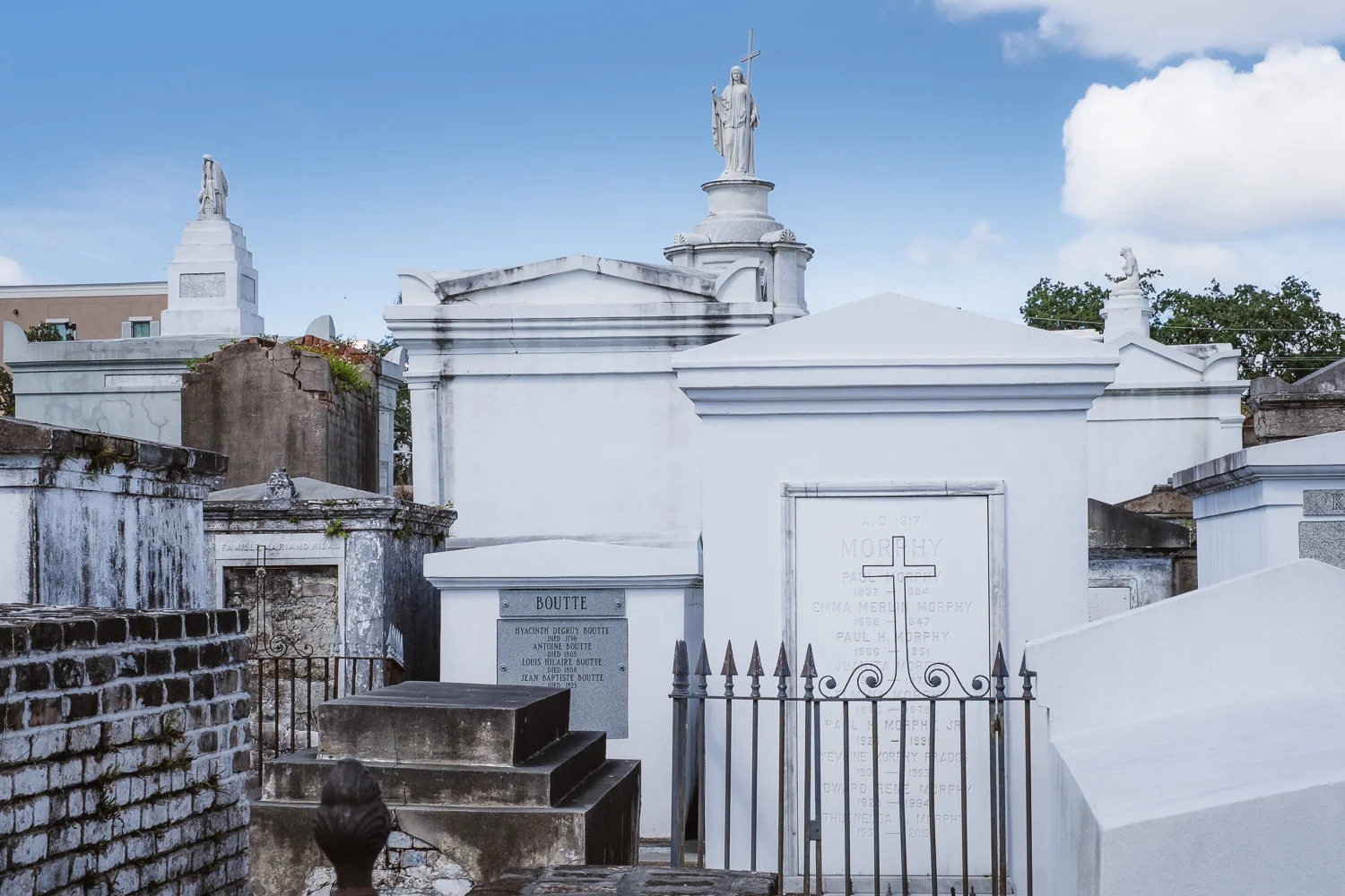 St. Louis No.1 Cemetery. Travel photography and guide by © Natasha Lequepeys for "And Then I Met Yoko". #neworleans #nola #travelguide #photoblog #travelblog #travelphotography #travelitinerary #fujifilm #usa #visitnola #weekendgetaway #travel #neworleans3dayitinerary #cemetery #stlouisno1 #tombs #rip #graveyard #nolatour #nolaweekend