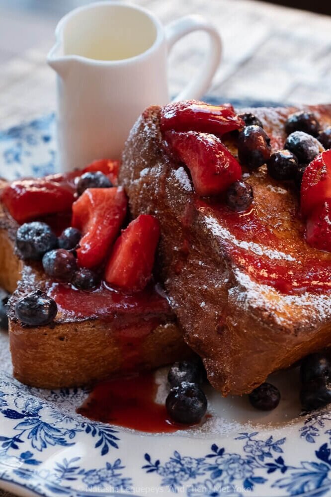 French toast, The Allis Chicago, USA. Travel photography and guide by © Natasha Lequepeys for "And Then I Met Yoko". #chicago #usa #travelblog #travelphotography