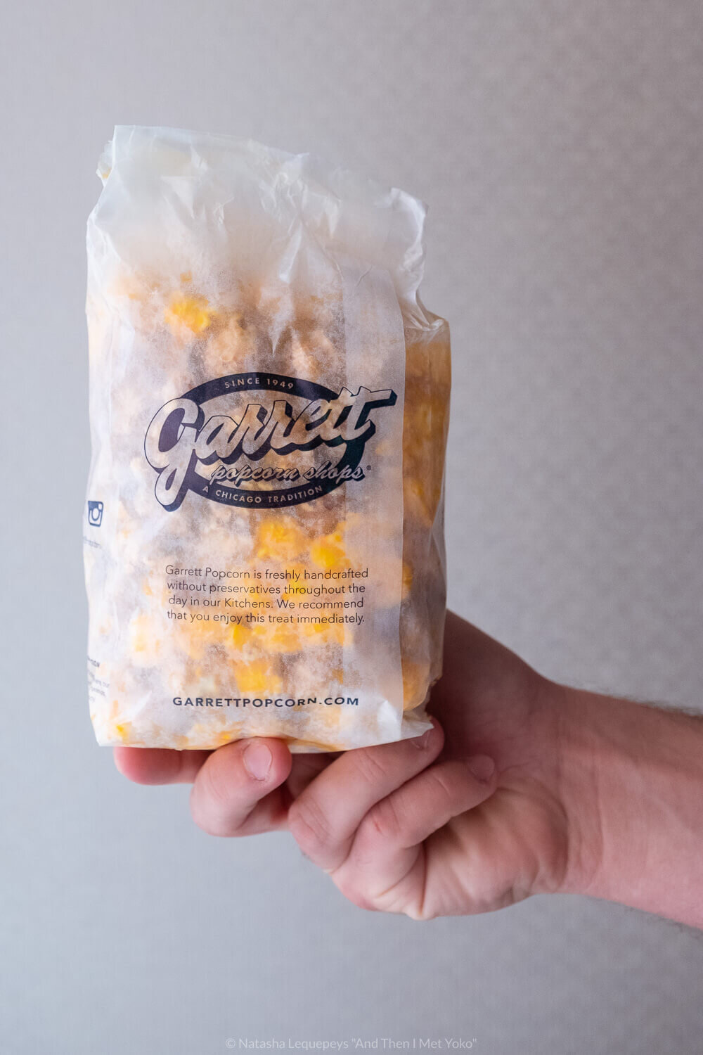 Chicago Mix from Garrett's Popcorn in Chicago, USA. Travel photography and guide by © Natasha Lequepeys for "And Then I Met Yoko". #chicago #usa #travelblog #travelphotography