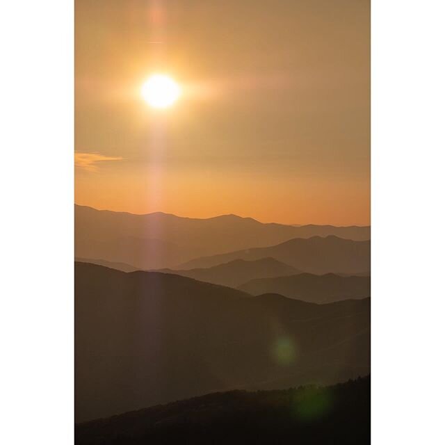 Layerzzzzzz! Sunset over the Smoky Mountains. 🌅 
Link in bio for all the shots from the busiest national park in the US.

#smokymountains #nps #nationalparkservice #nationalparkphotography #smokymountainsnationalpark #appalachianmountains #landscape