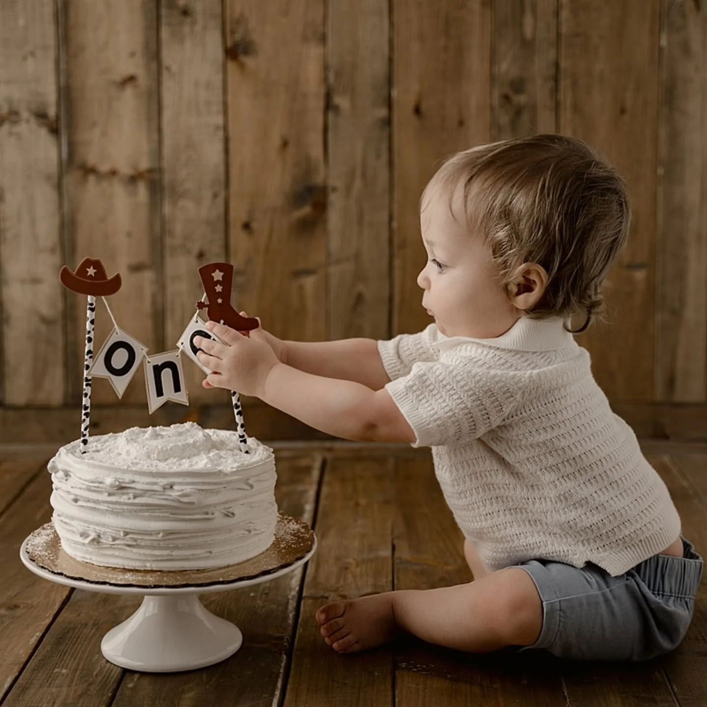 I love the intricate themed cake smashes I see online but there&rsquo;s something so timeless about a sweet and simple setup where your little one&rsquo;s personality takes center stage!

Let&rsquo;s celebrate your baby&rsquo;s big O N E with a sessi